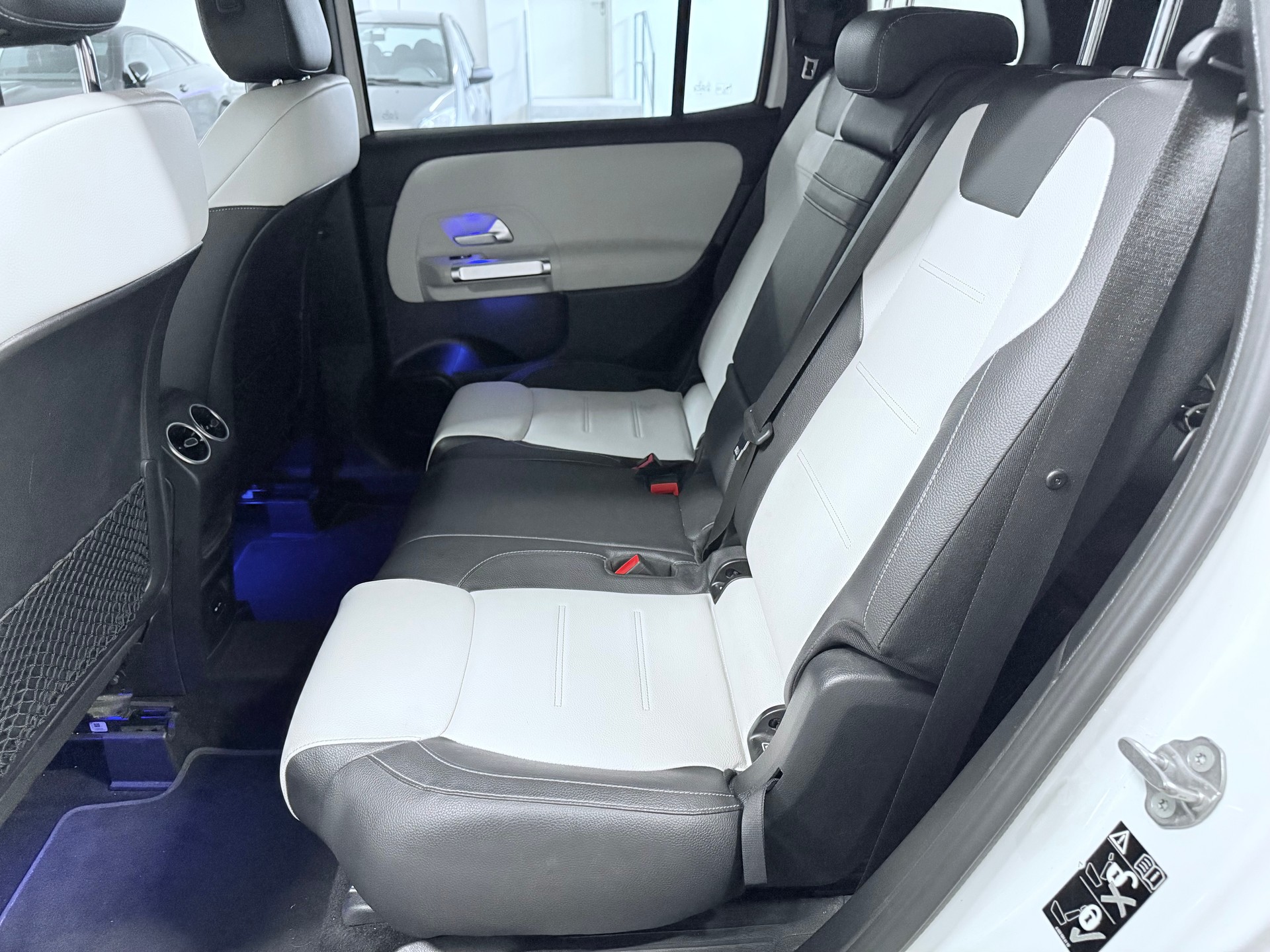 MERCEDES-BENZ GLB 250 4Matic AMG Line 8G-Tronic-image-12