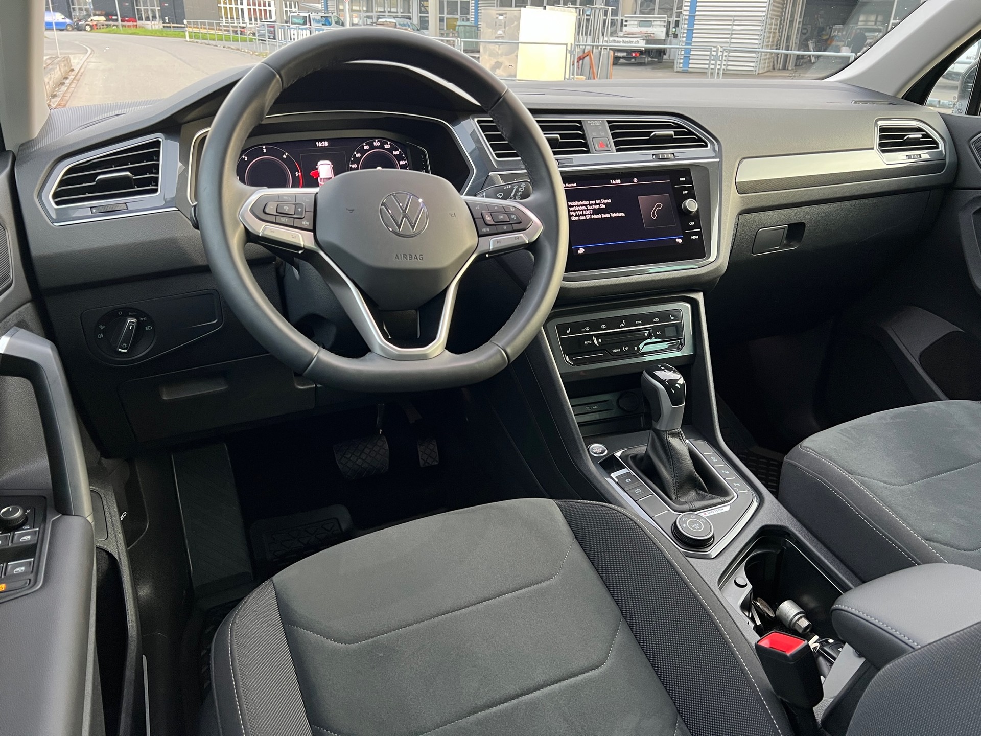 VW Tiguan 2.0 TDI SCR Elegance 4Motion DSG-image-4