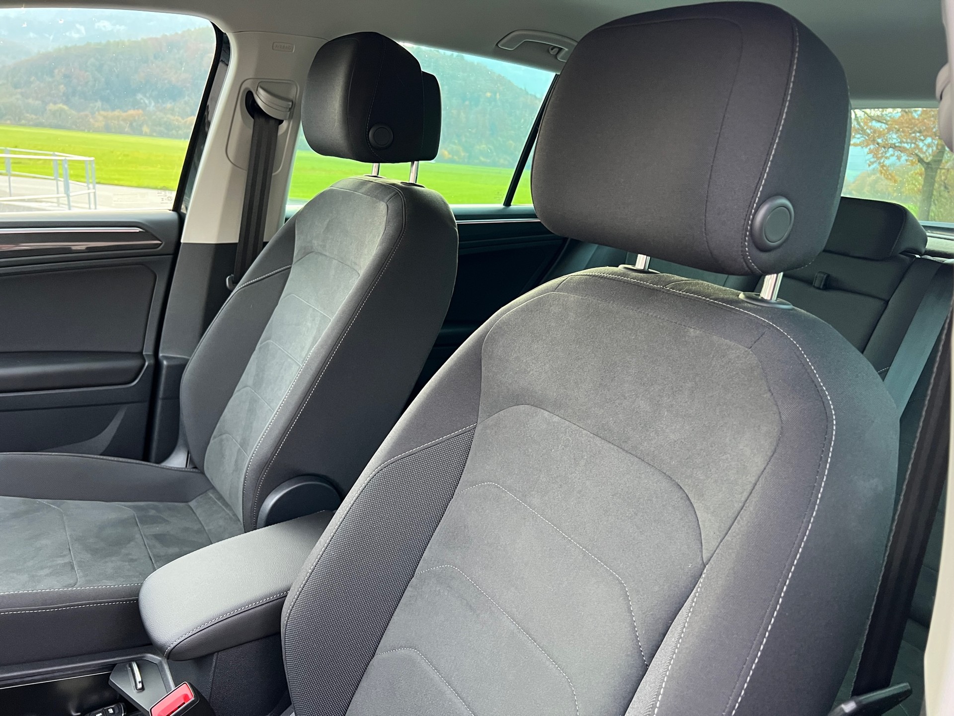 VW Tiguan 2.0 TDI SCR Elegance 4Motion DSG-image-8
