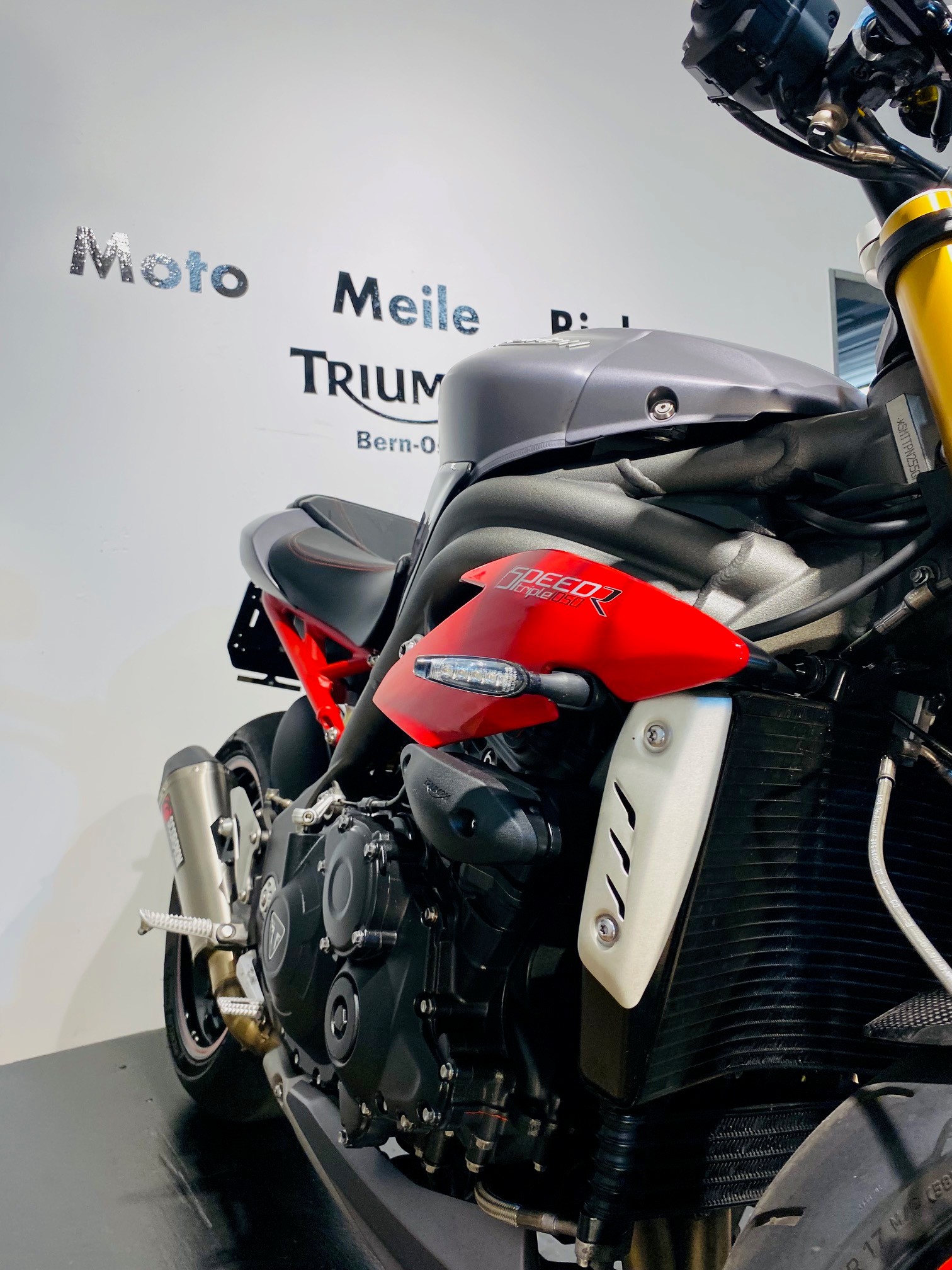 TRIUMPH Speed Triple R 1050 ABS-image-11