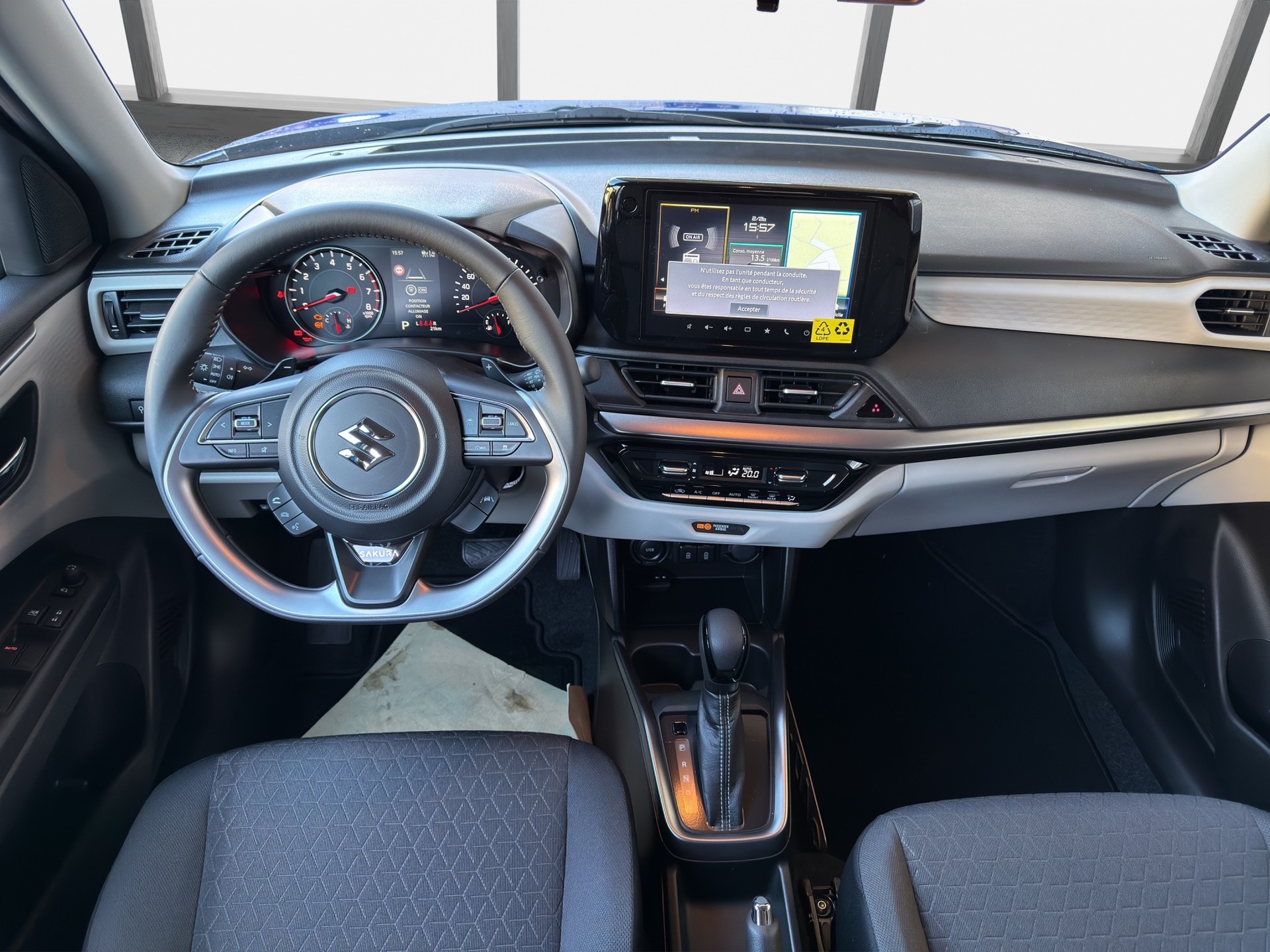 SUZUKI Swift 1.2 Sakura Top Hybrid CVT-image-9