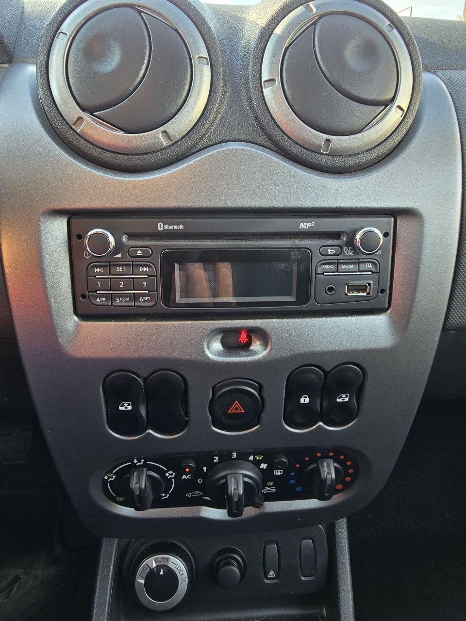 DACIA Duster 1.6 Ambiance 4x4-image-12