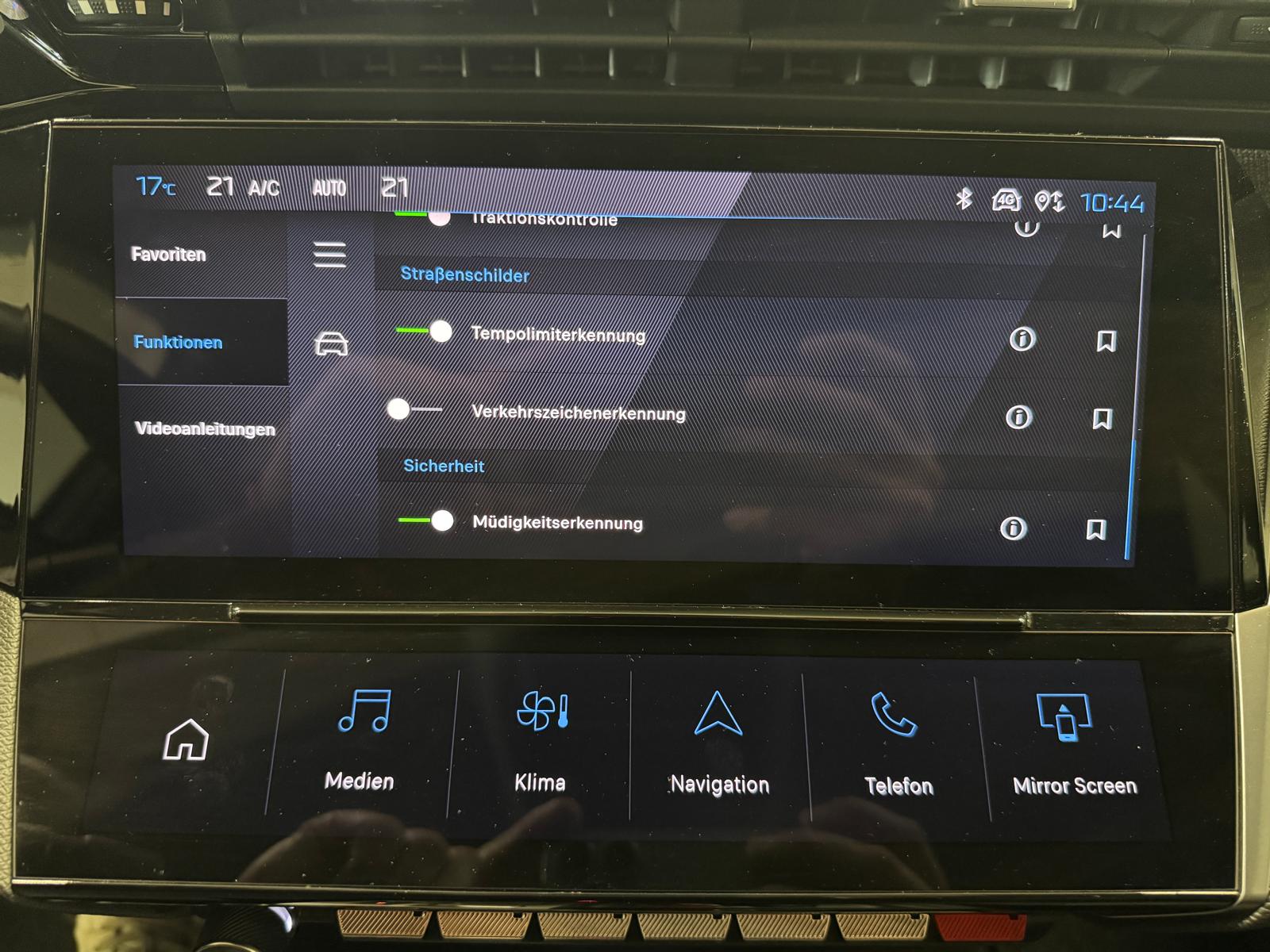 PEUGEOT 308 SW 1.5 BlueHDi Allure Pack-image-19
