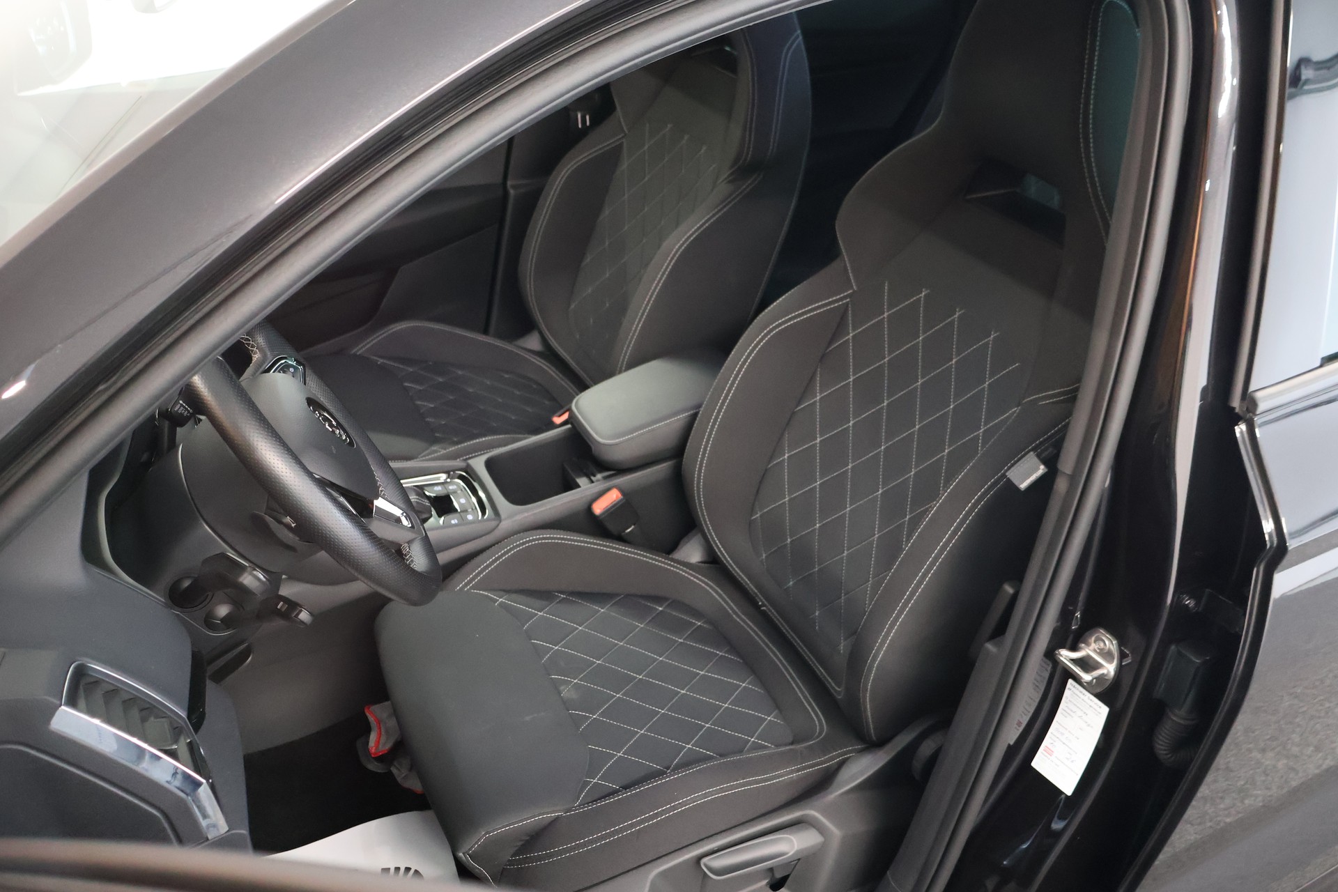 SKODA Karoq 2.0 TSI SportLine 4x4 DSG-image-10