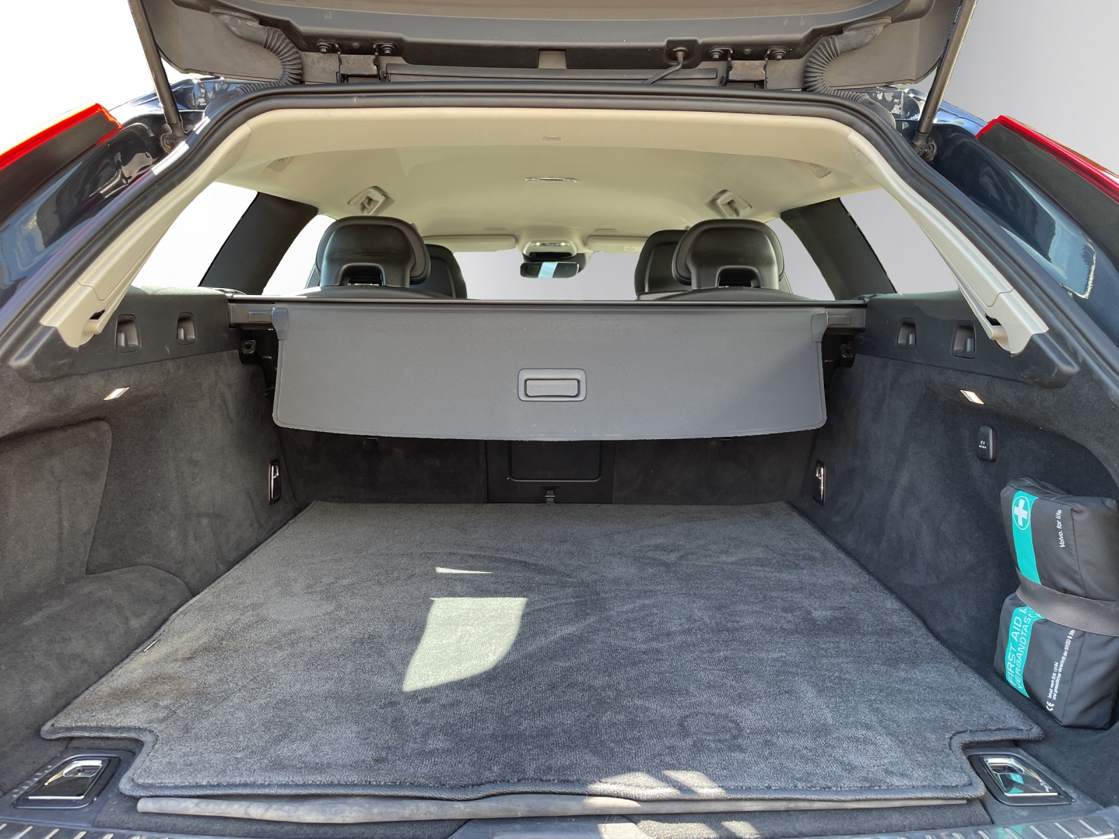 VOLVO V90 D5 AWD Momentum Geartronic Powerpulse-image-18