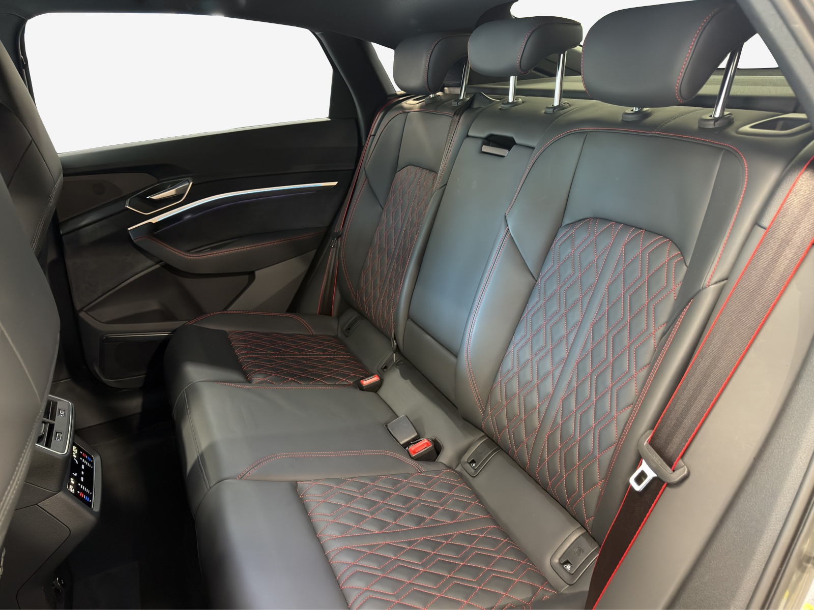 AUDI Q8 Sportback 55 e-tron Black Edition quattro-image-11