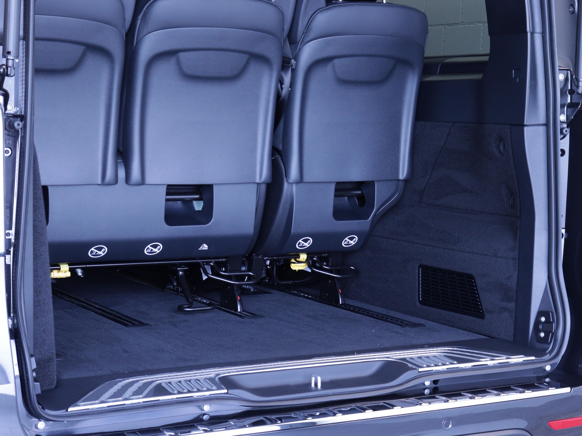 MERCEDES-BENZ V 300 d Swiss Ed. lang 4matic Van-image-11