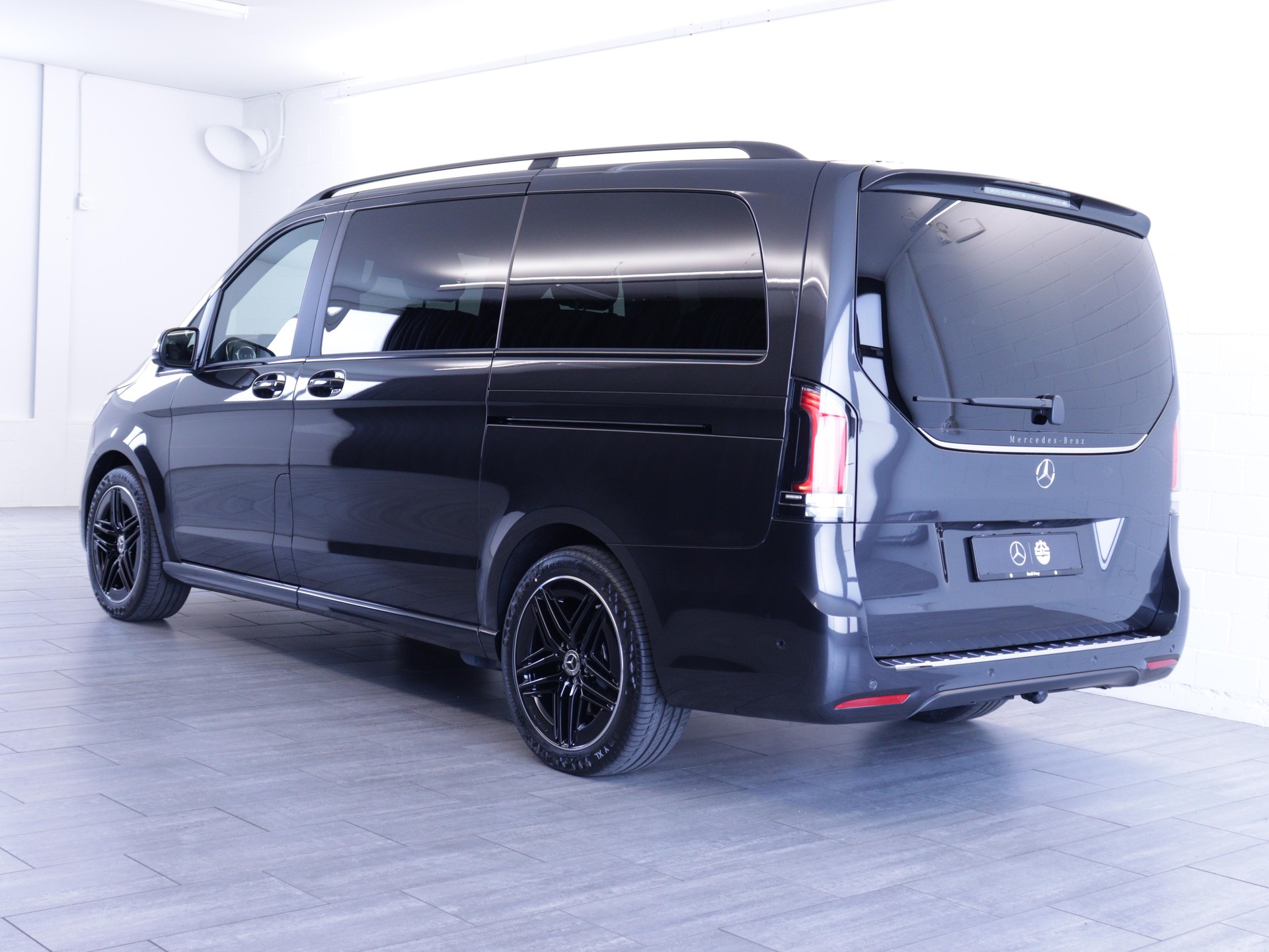 MERCEDES-BENZ V 300 d Swiss Ed. lang 4matic Van-showroom-element-3