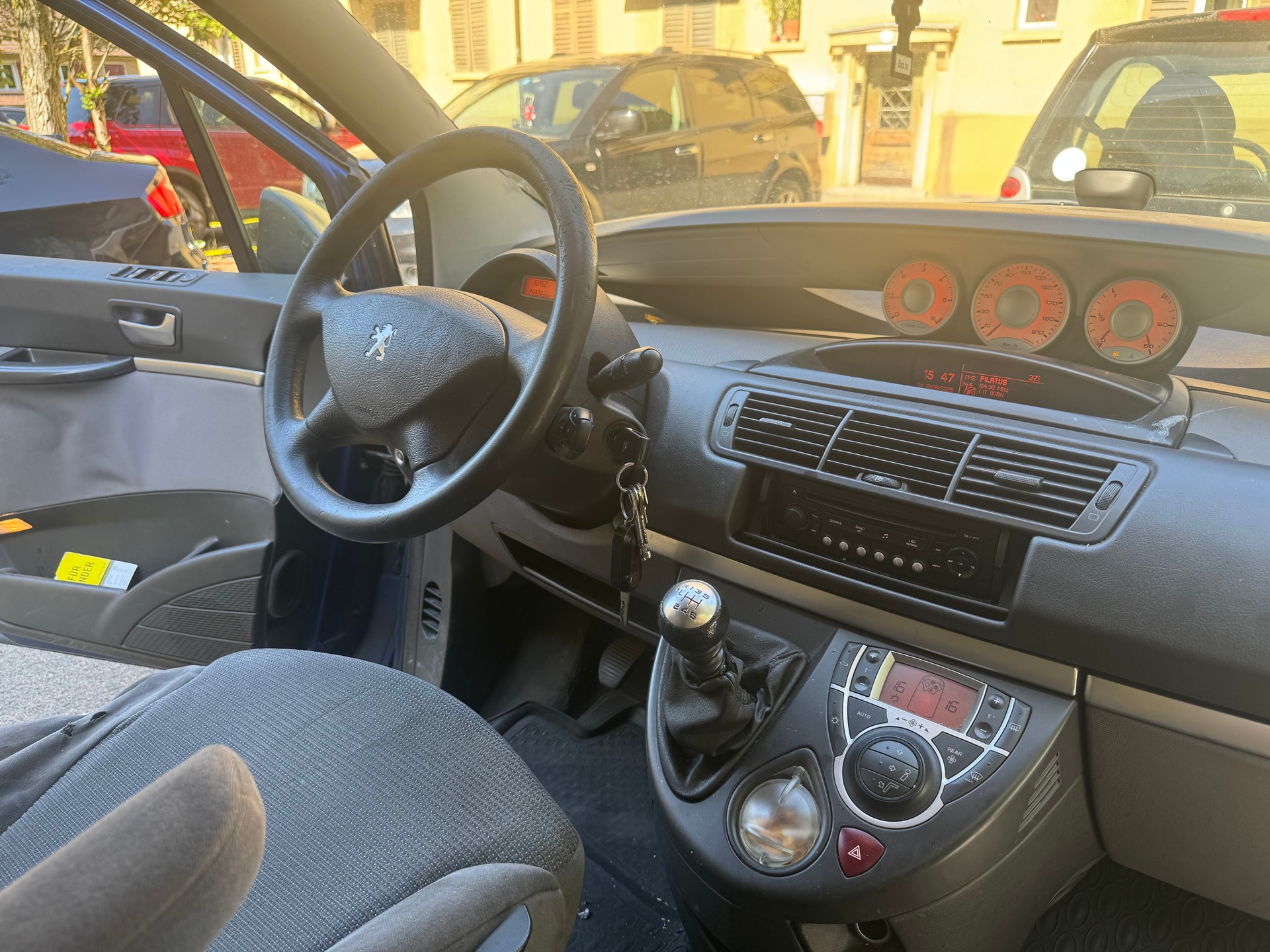 PEUGEOT 807 2.0 16V HDi (ST) Family+-image-11