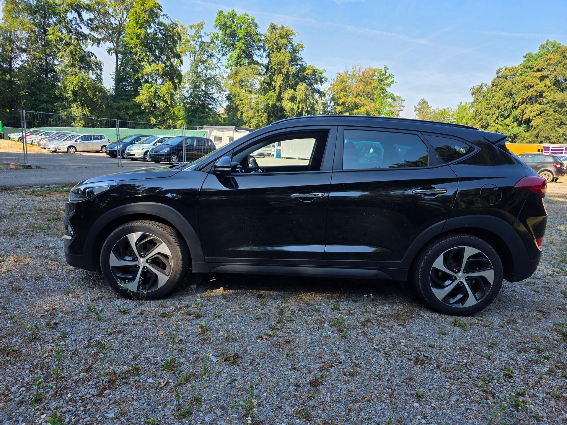 HYUNDAI Tucson 2.0 CRDI Launch Edition 4WD Automatic-image-3