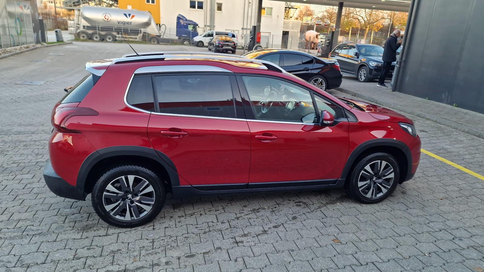 PEUGEOT 2008 1.2 PureTech Allure-image-1