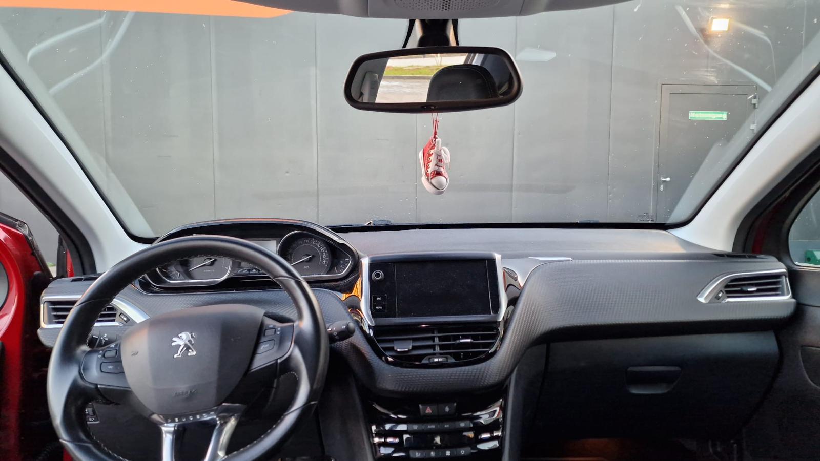 PEUGEOT 2008 1.2 PureTech Allure-image-5