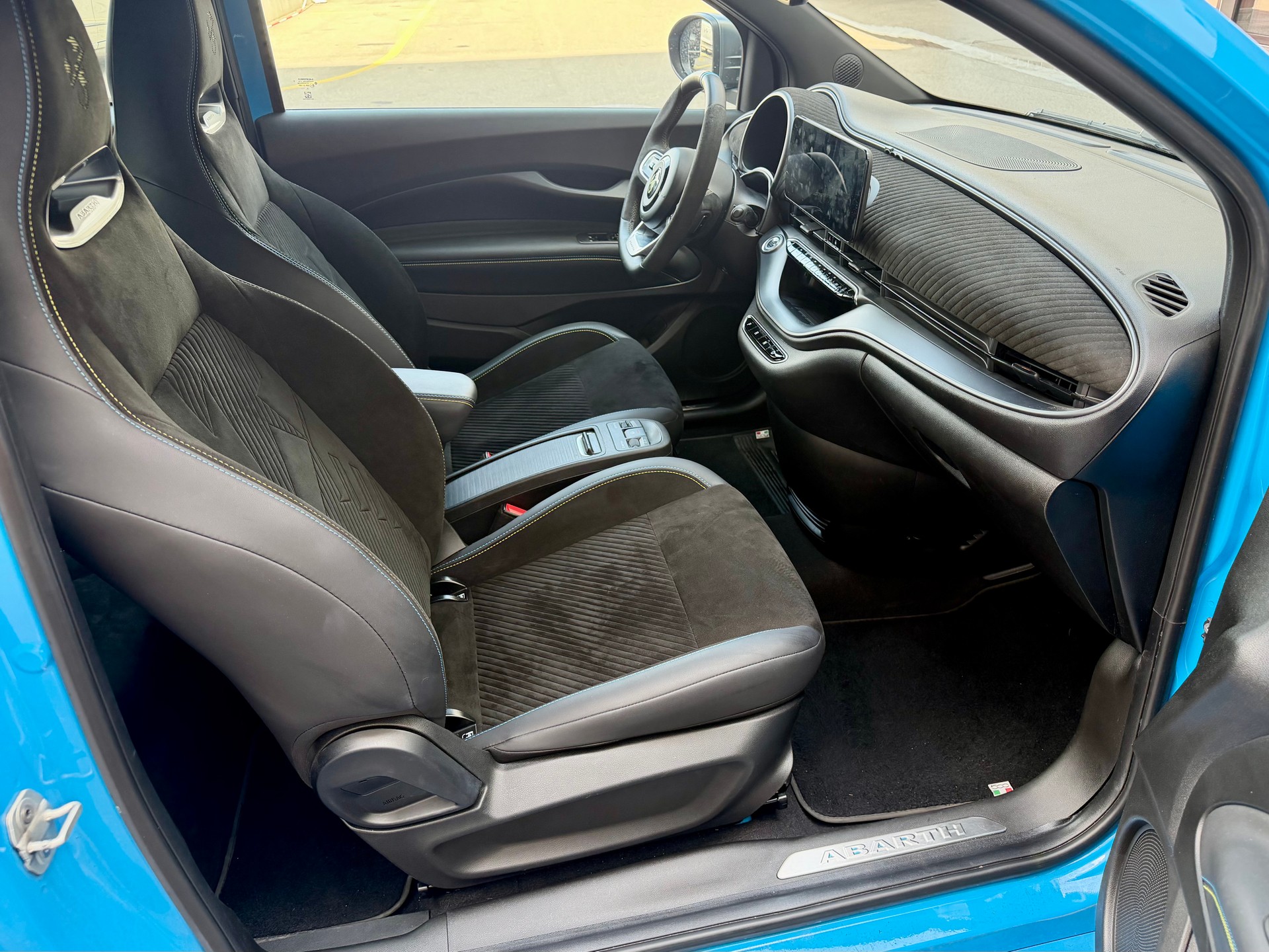 FIAT Abarth Cabrio 500e Turismo - Poison Blue --image-13