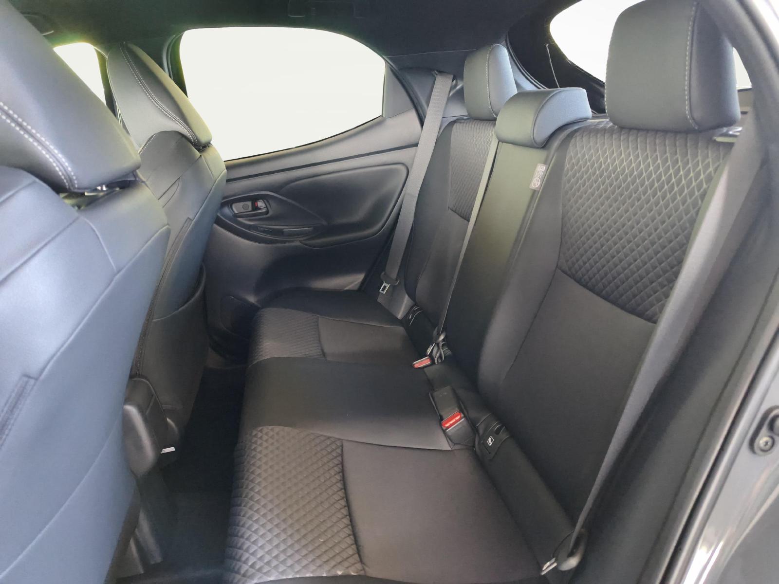 TOYOTA Yaris 1.5 VVT-i HSD Premium-image-11