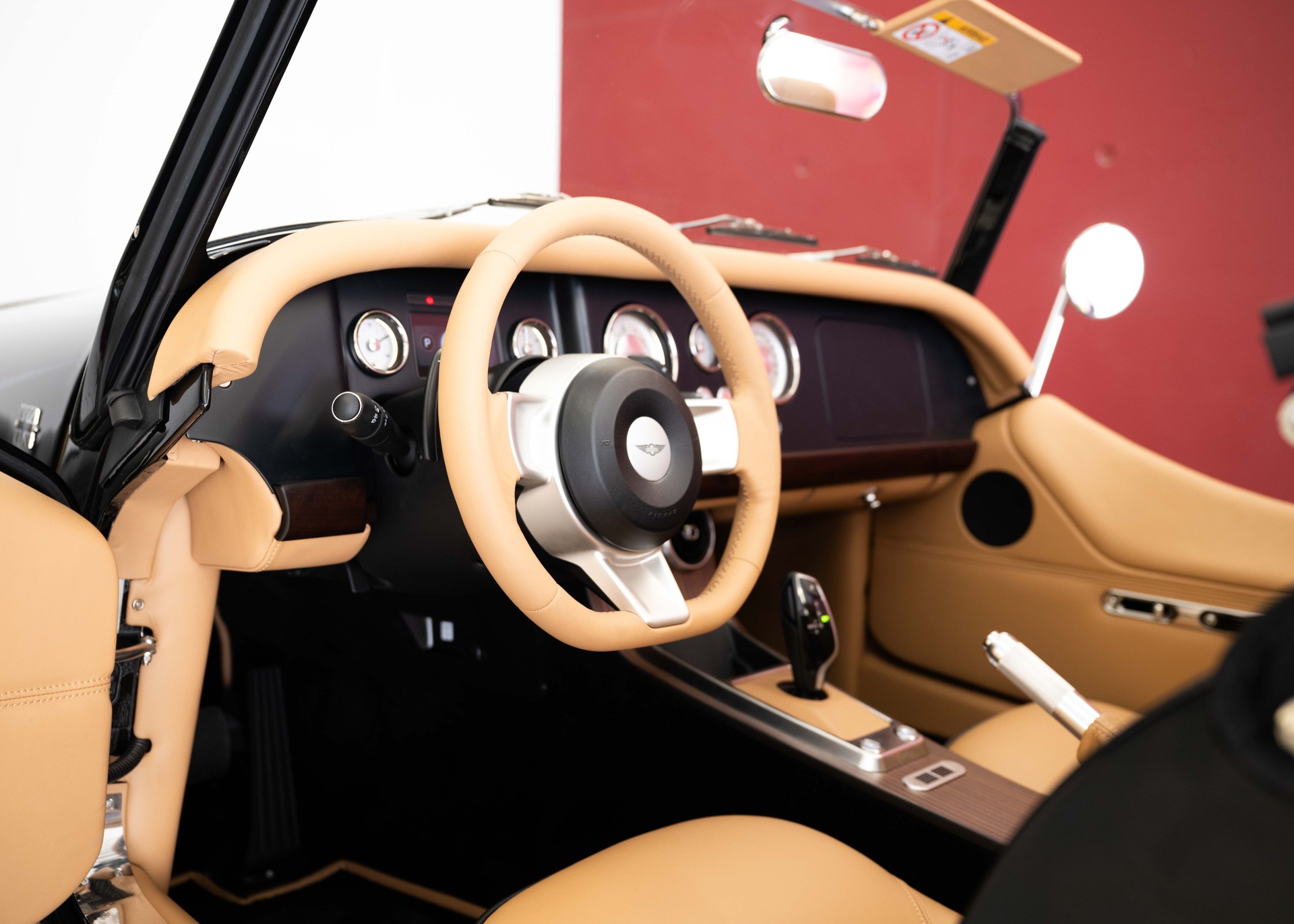 MORGAN Plus Four 2.0 Bespoke (MY 26, Swiss new car, 1 of 1 configuration, Rolls-Royce Diamond Black metallic, 30-month warranty)-image-17