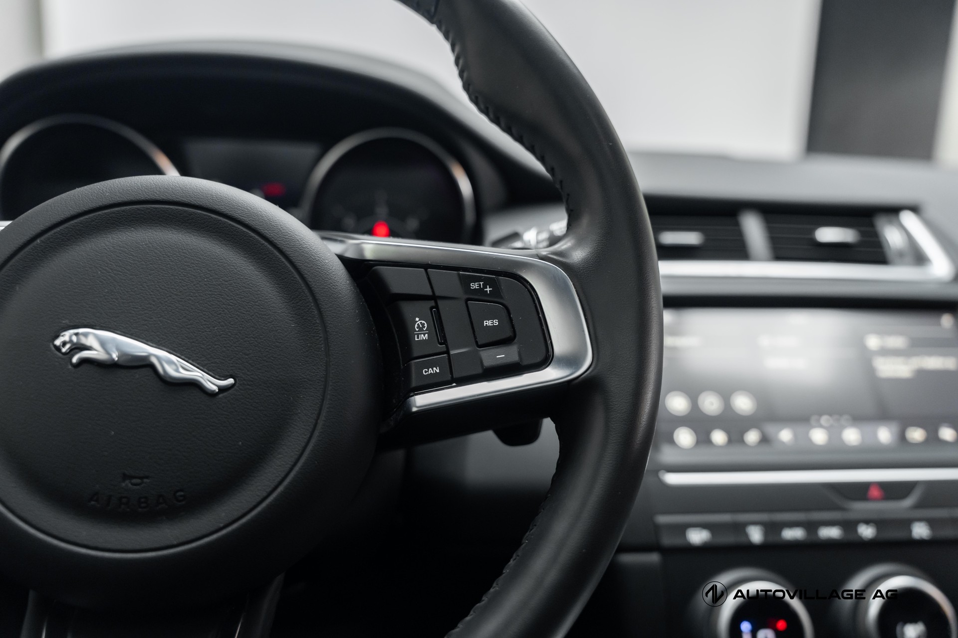 JAGUAR E-Pace 2.0d D150 R-Dynamic AWD Automatik-image-20