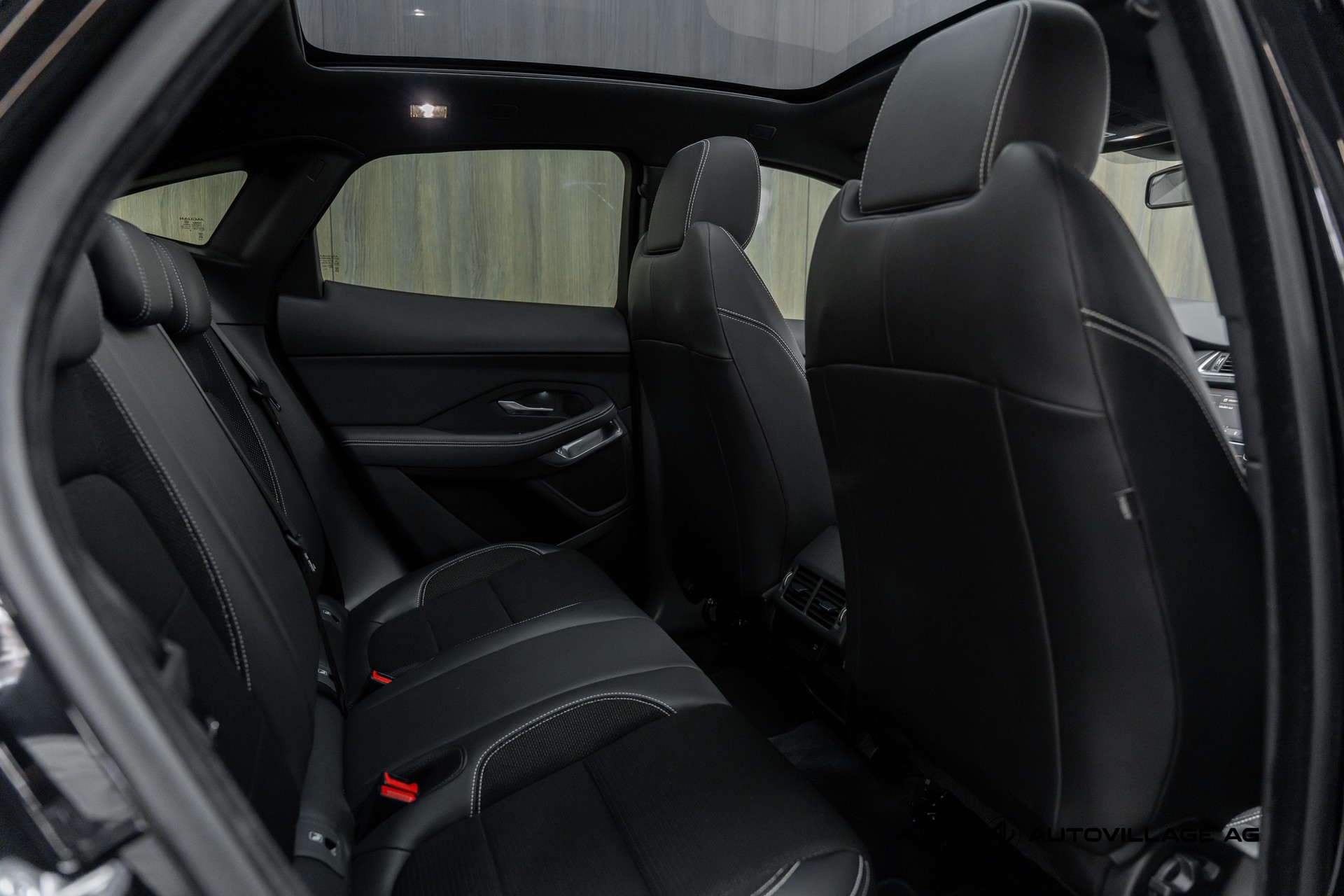JAGUAR E-Pace 2.0d D150 R-Dynamic AWD Automatik-image-9