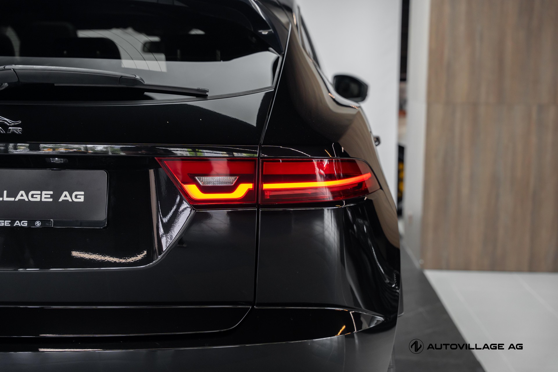 JAGUAR E-Pace 2.0d D150 R-Dynamic AWD Automatik-image-27