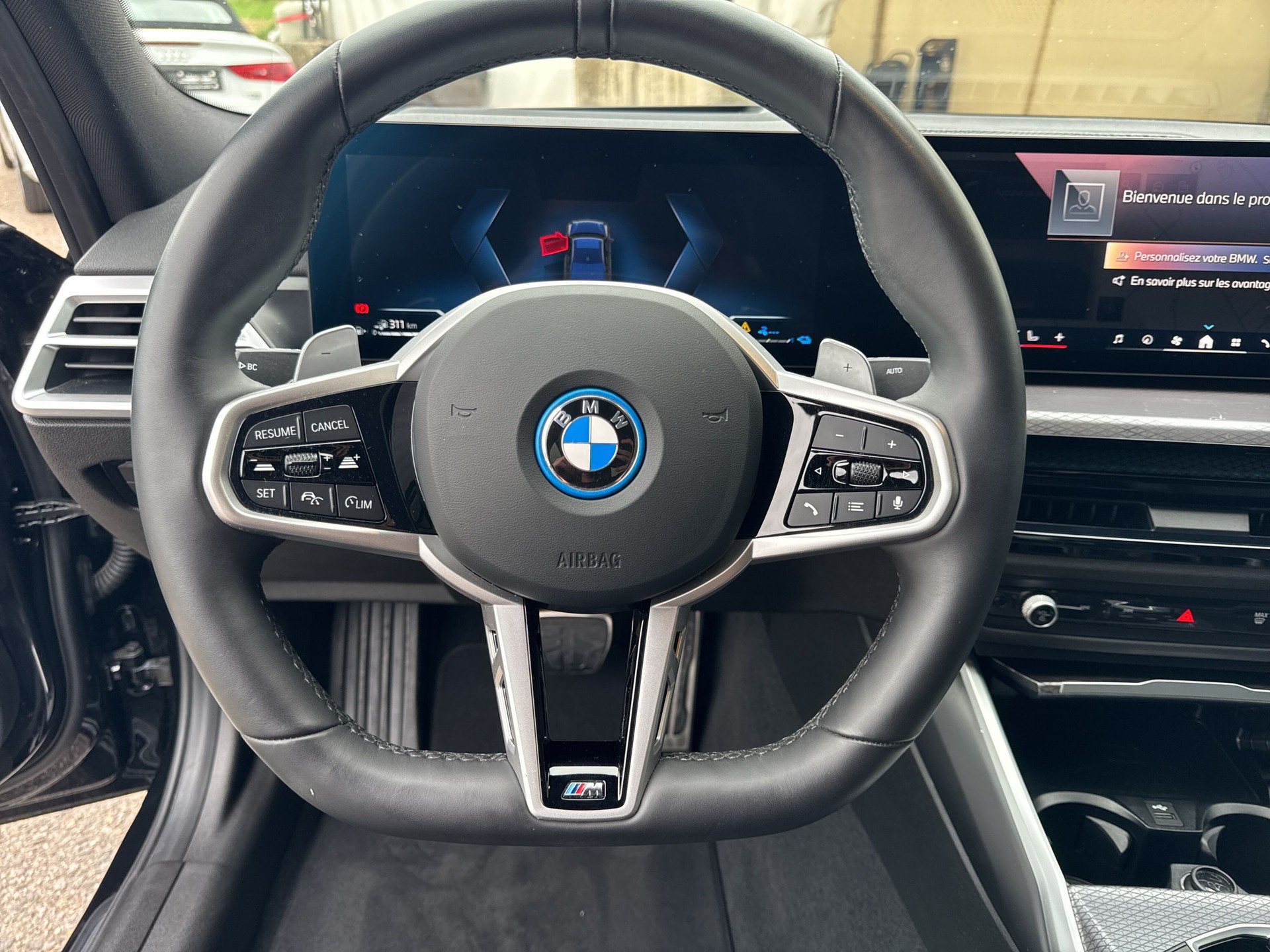 BMW 330e xDrive Steptronic M Sport-image-11