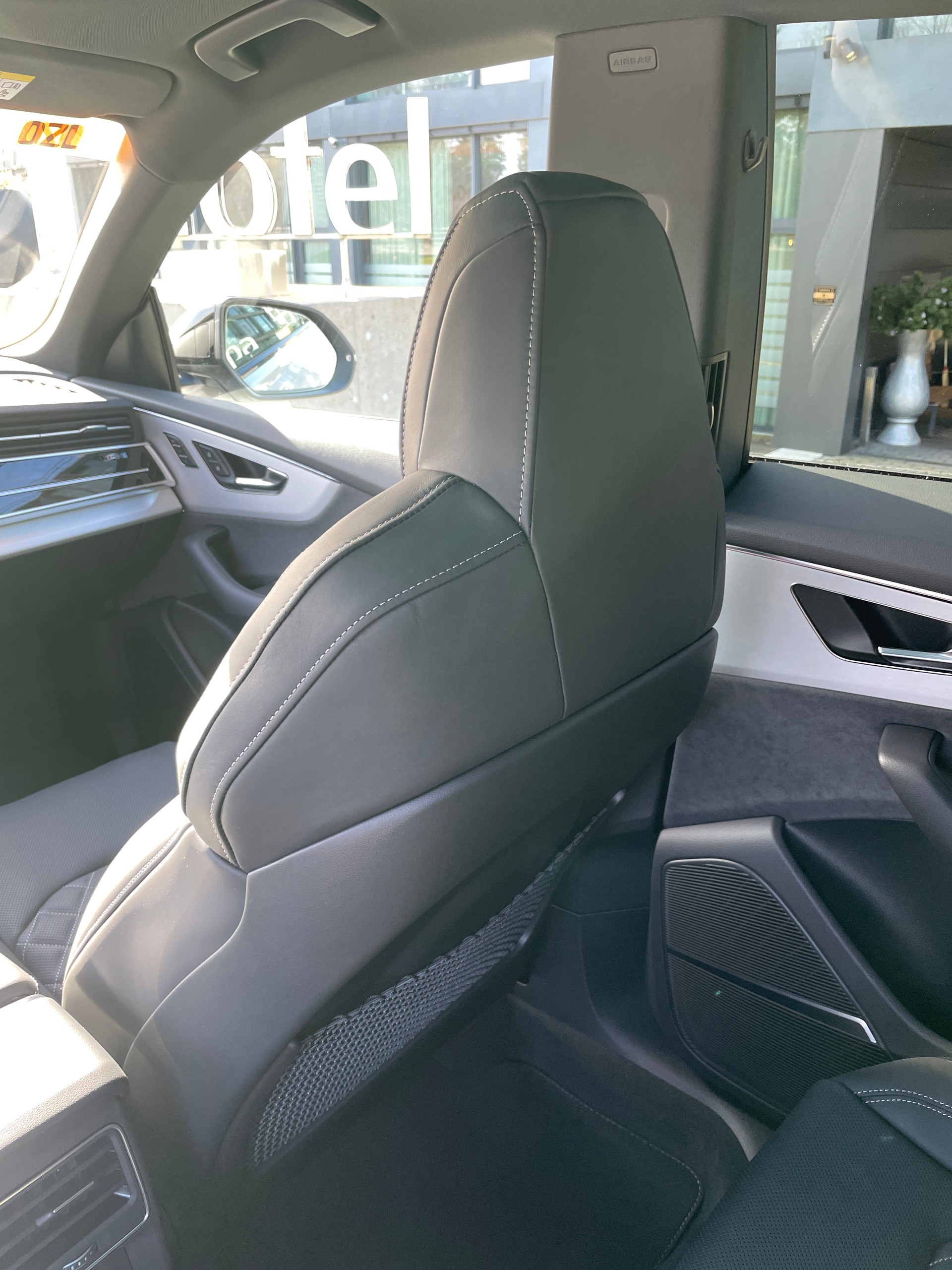 AUDI Q8 60 TFSI e quattro PHEV tiptronic-image-16