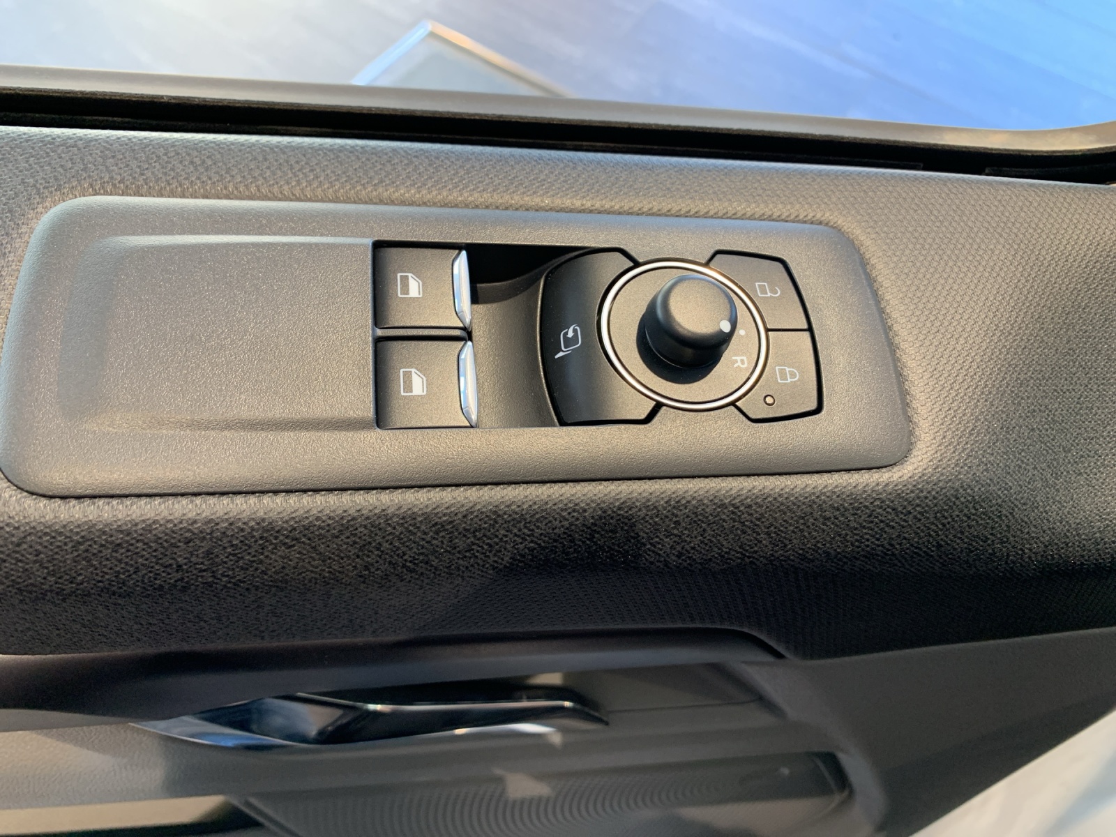 FORD Tourneo C Bus 320 L1 2.0 EcoBlue 170 Titanium-image-4