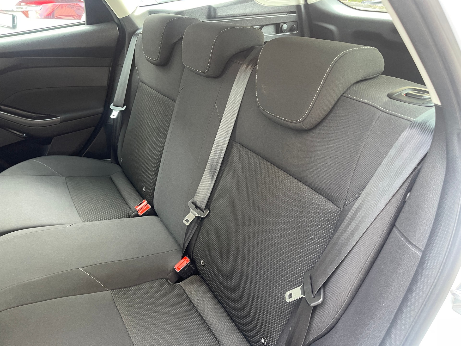 FORD Focus 1.0 SCTi Titanium Automatic-image-9