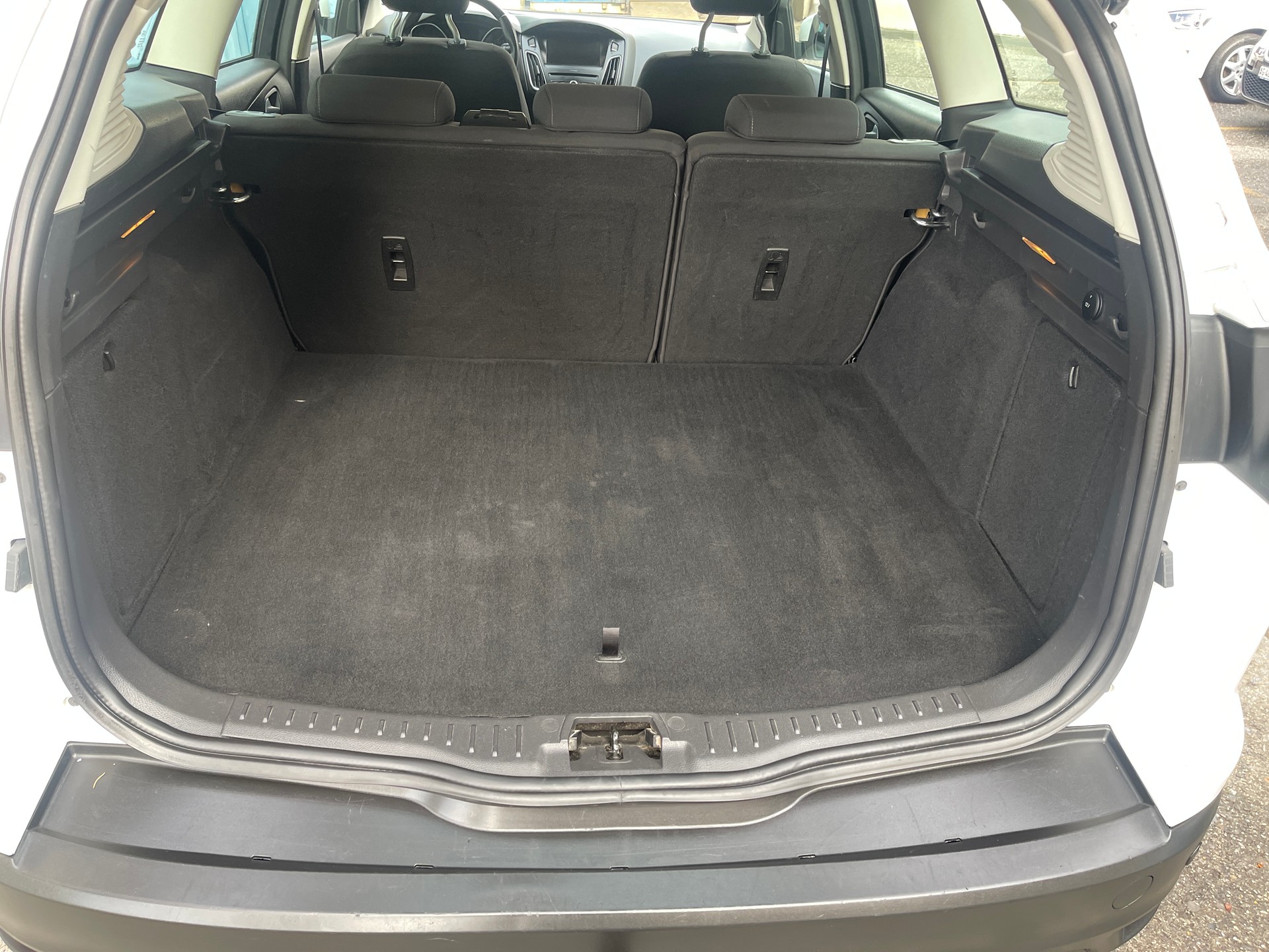 FORD Focus 1.0 SCTi Titanium Automatic-image-10