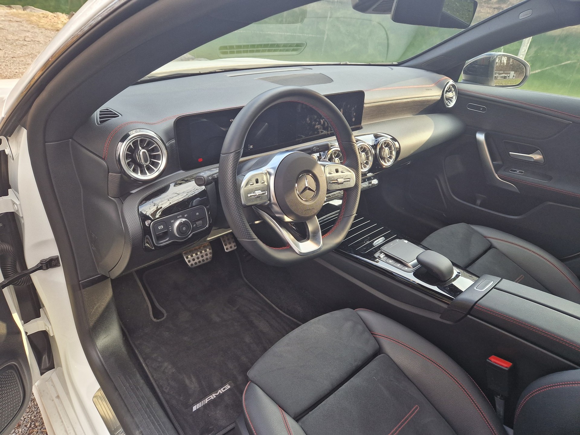 MERCEDES-BENZ CLA Shooting Brake 220 d 4Matic AMG Line-image-5