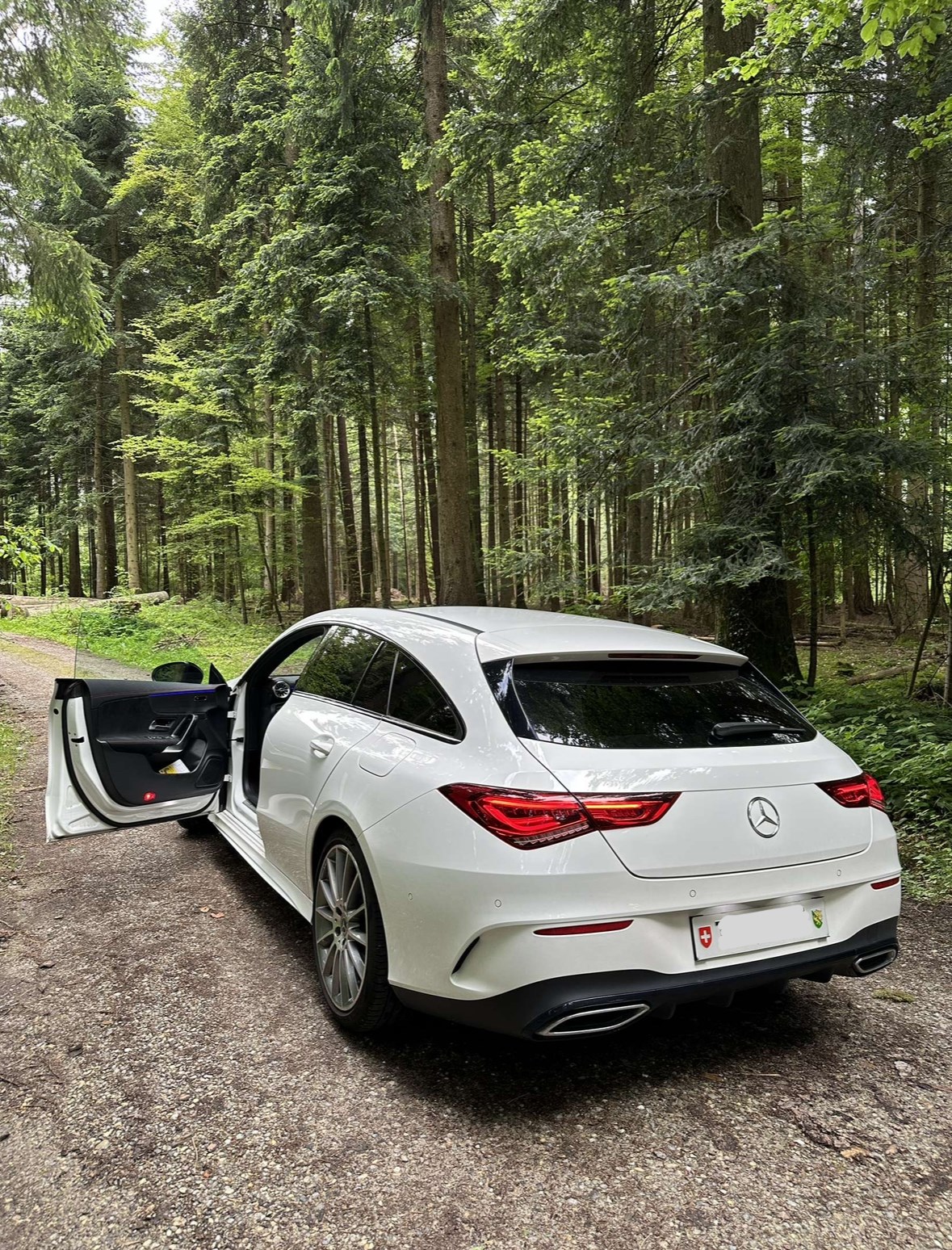 MERCEDES-BENZ CLA Shooting Brake 220 d 4Matic AMG Line-image-3