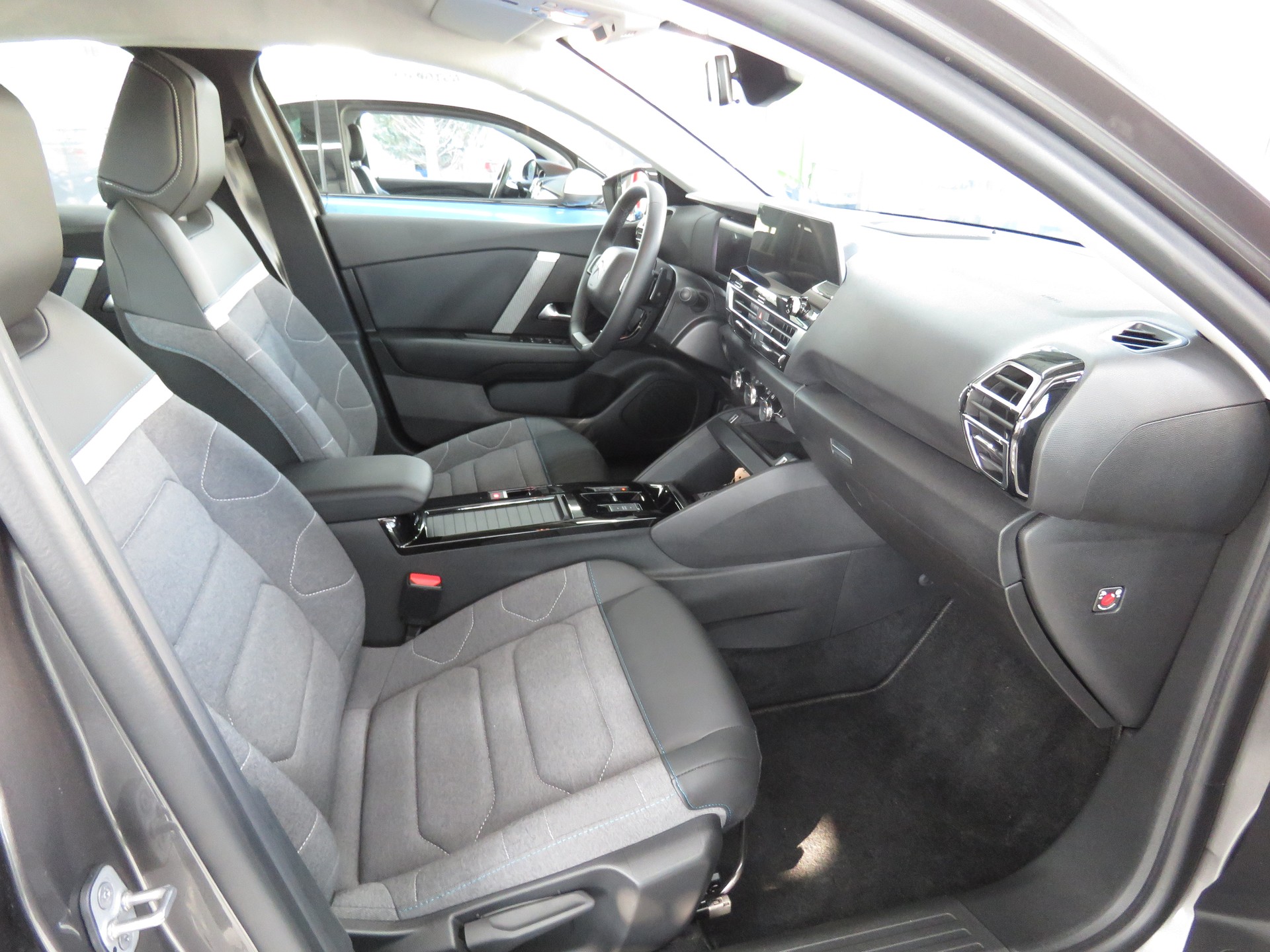 CITROEN C4 X 1.2 Pure Tech Swiss Edition EAT8 (Automat)-image-11