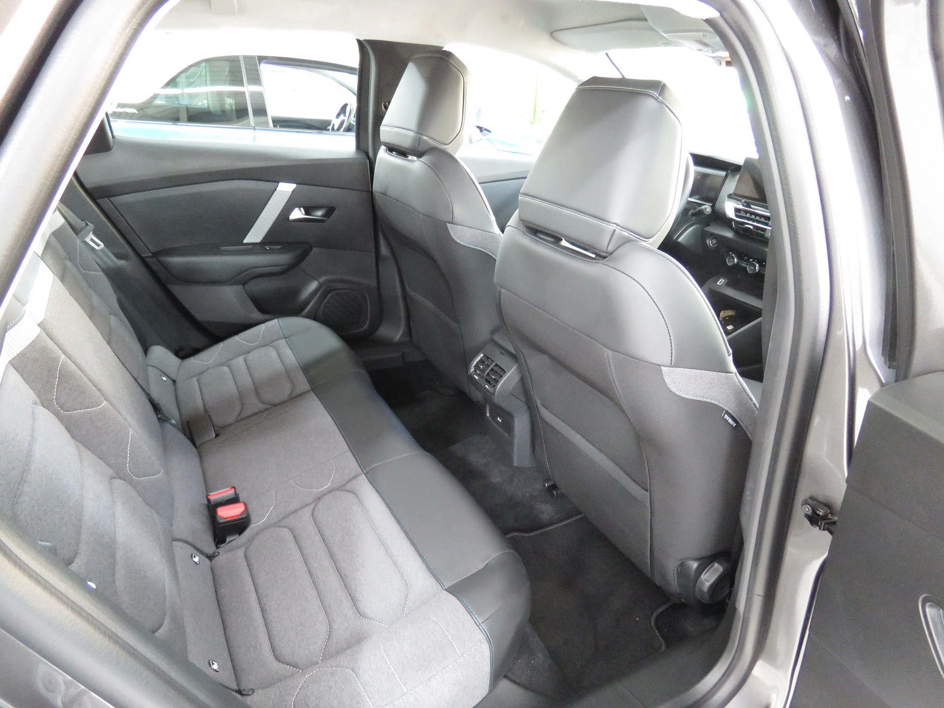 CITROEN C4 X 1.2 Pure Tech Swiss Edition EAT8 (Automat)-image-10