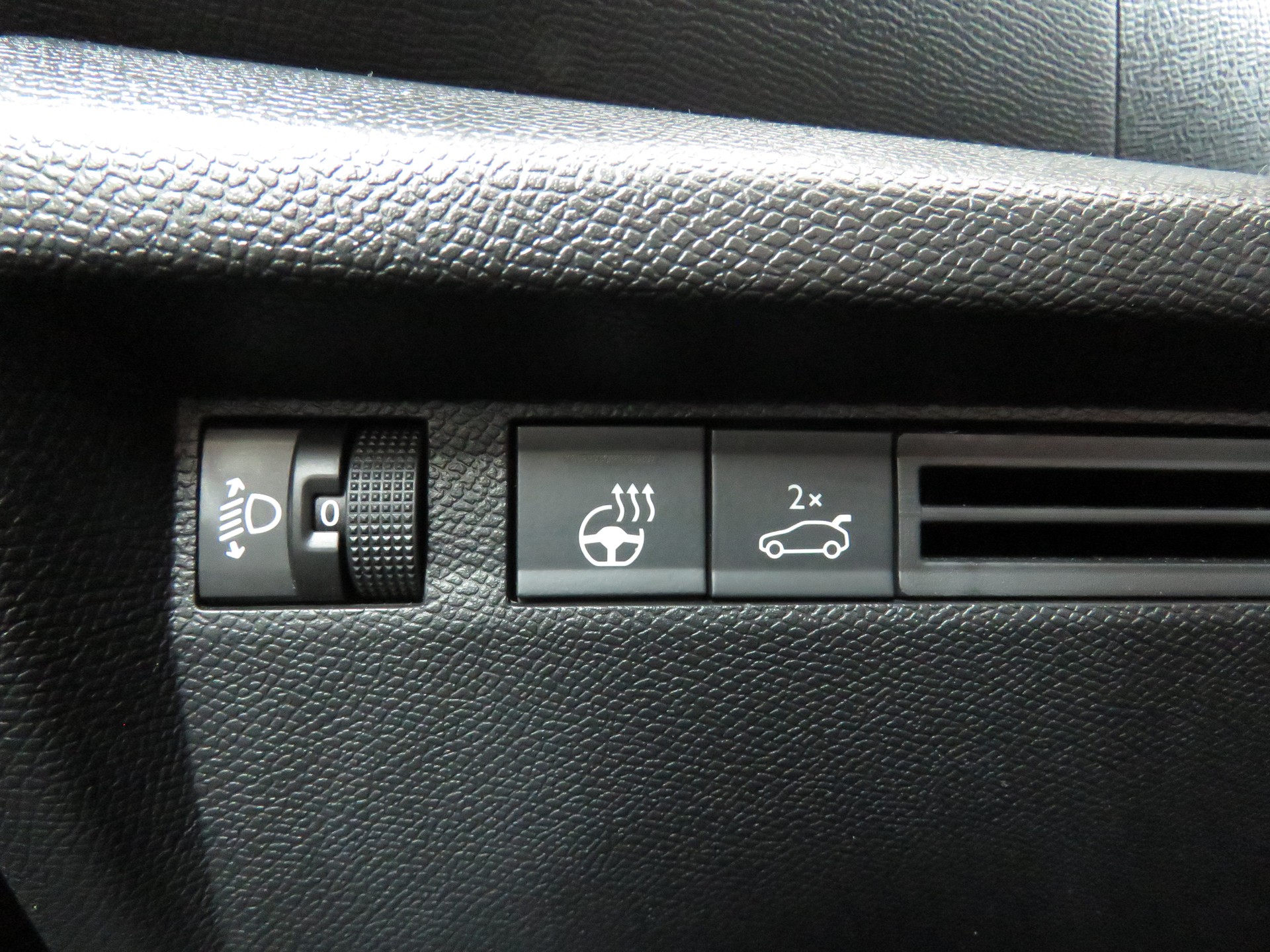 CITROEN C4 X 1.2 Pure Tech Swiss Edition EAT8 (Automat)-image-24