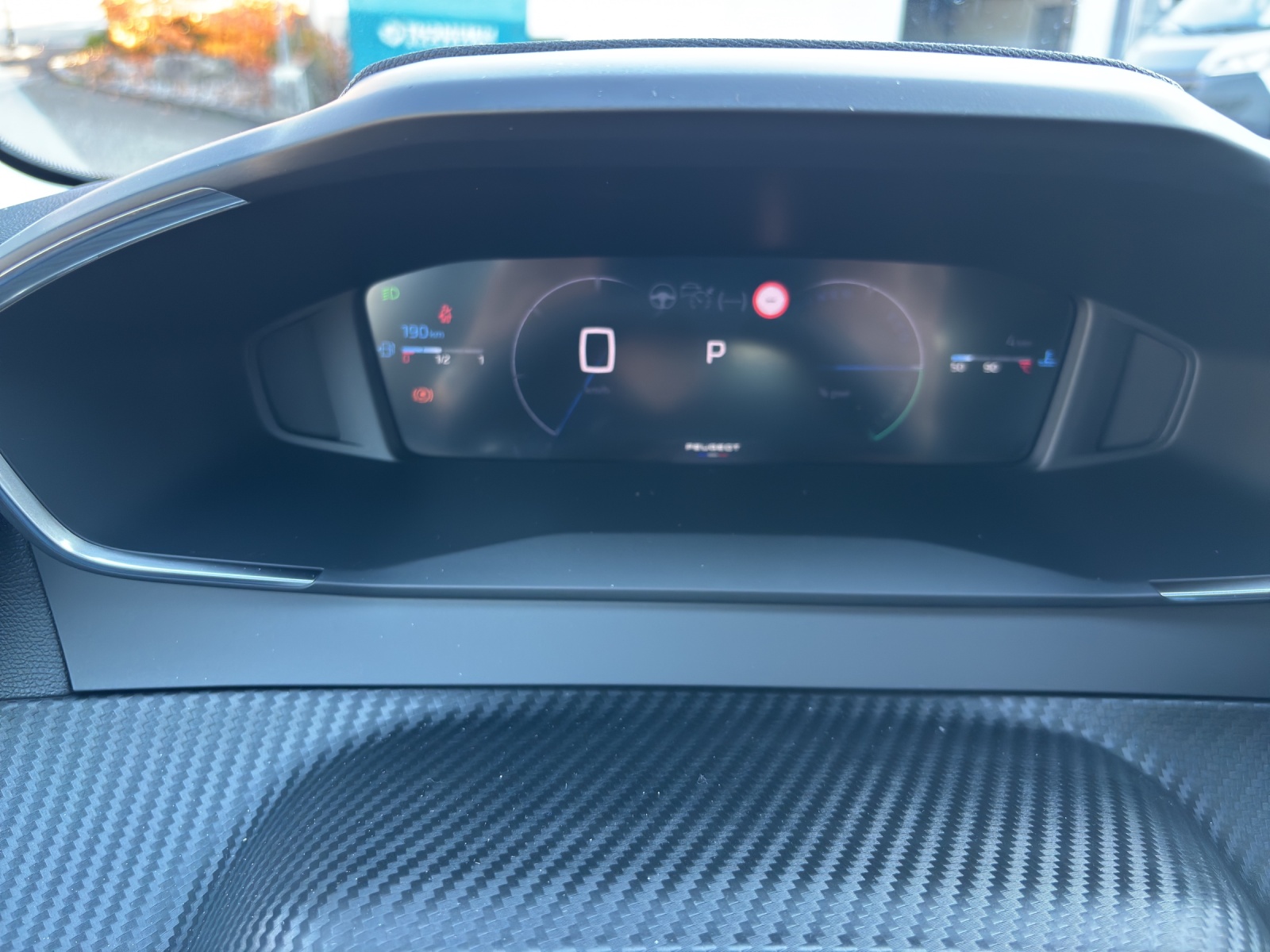 PEUGEOT 208 1.2 Hybrid Allure Premium-image-4