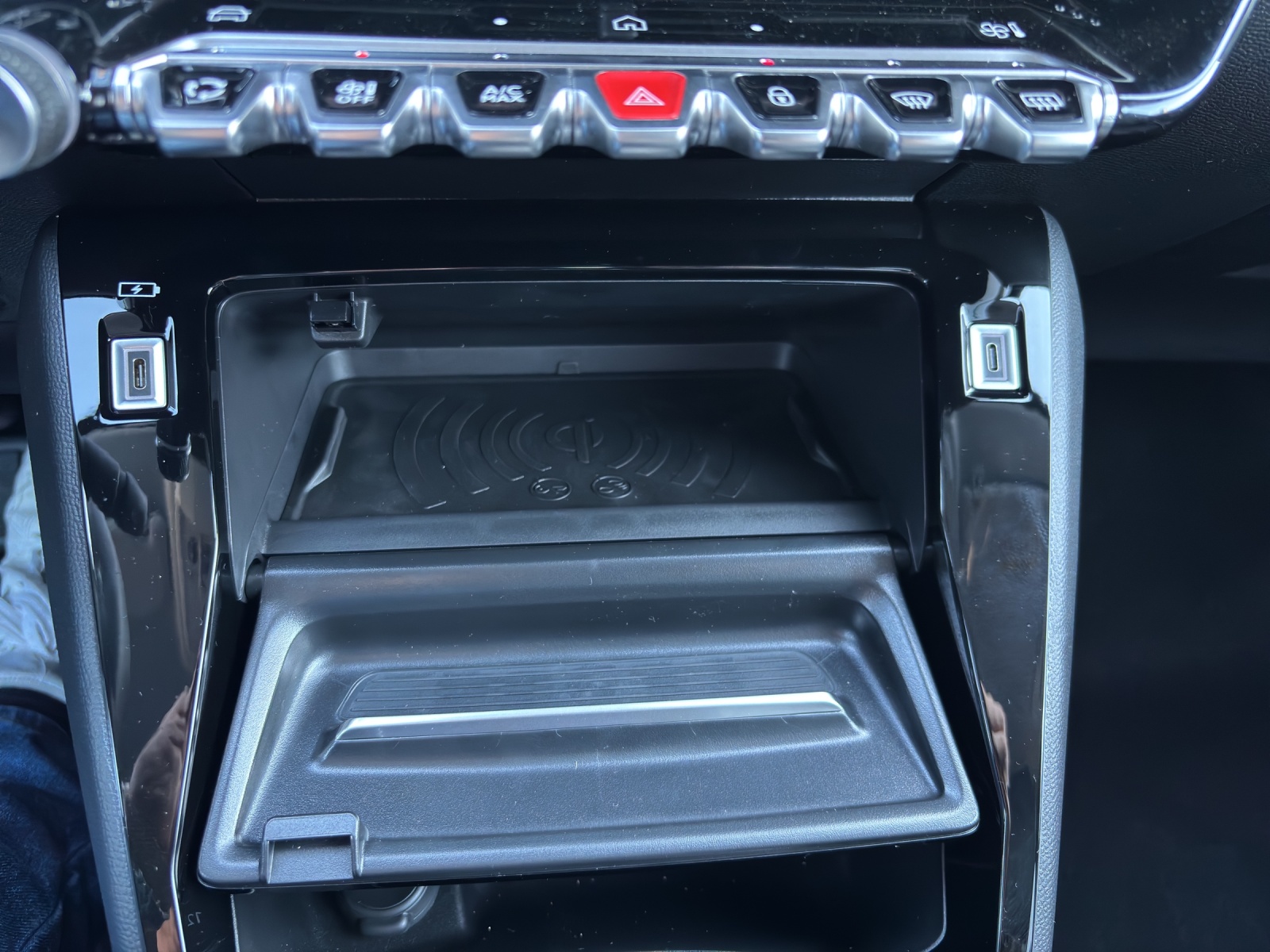 PEUGEOT 208 1.2 Hybrid Allure Premium-image-5