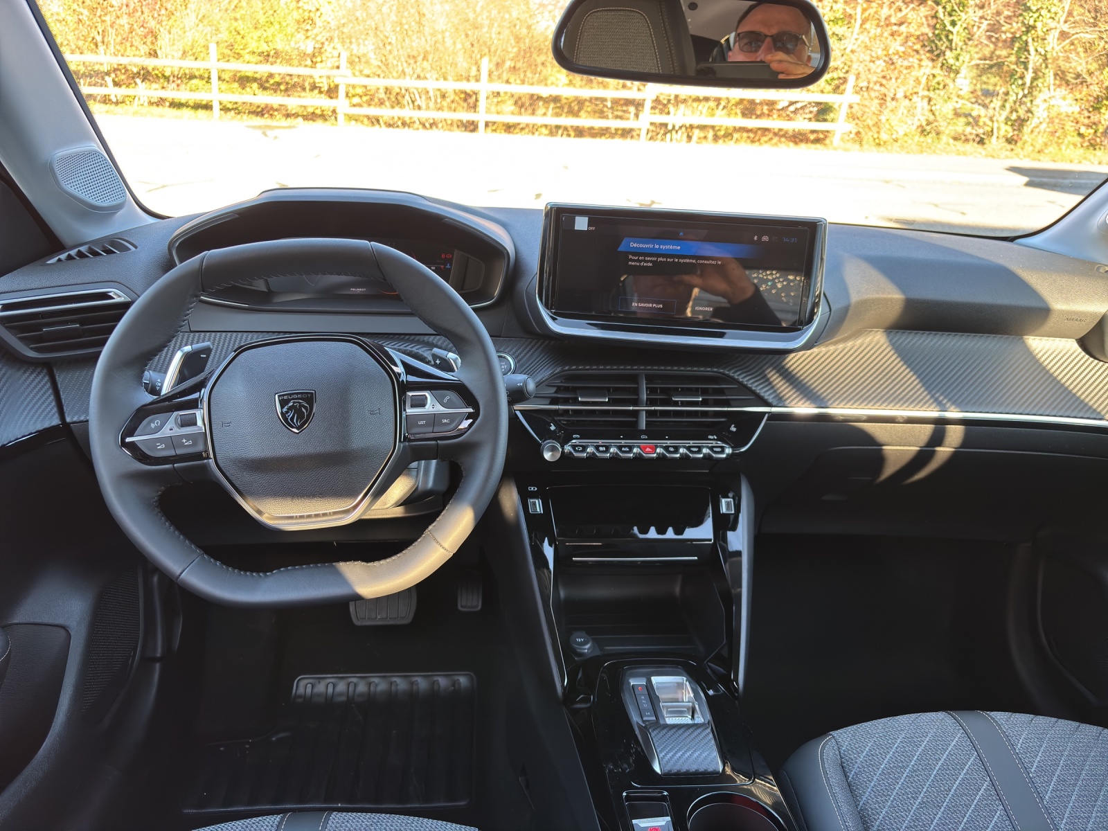 PEUGEOT 208 1.2 Hybrid Allure Premium-showroom-element-3