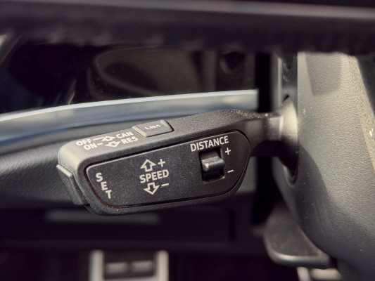 AUDI Q3 40 TFSI S line quattro-image-8