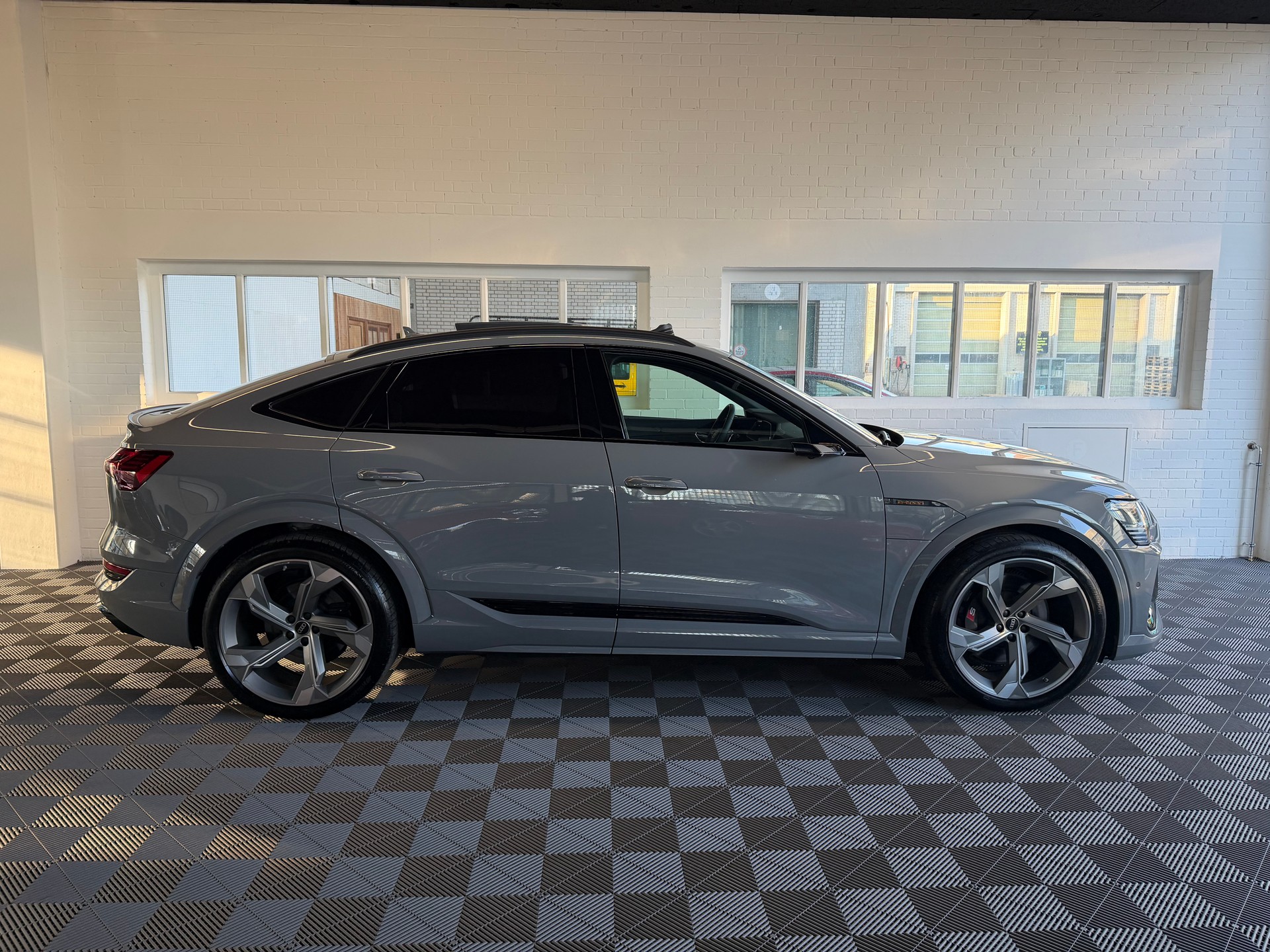AUDI e-tron S Sportback 503 PS 4X4 quattro * TOP FULL OPTION *-showroom-element-1
