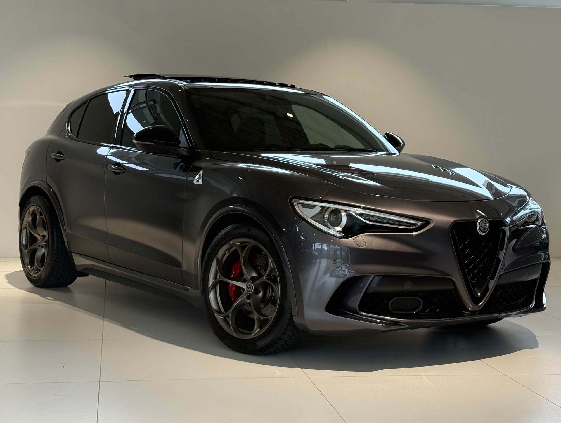 ALFA ROMEO Stelvio 2.9 V6 Quadrifoglio Sky Q4*CH-Fz. Servicekostenlos 10J. / 100'000 Km.*Tieferlegung*Distanzscheiben*Vollaussttatung*-showroom-element-1
