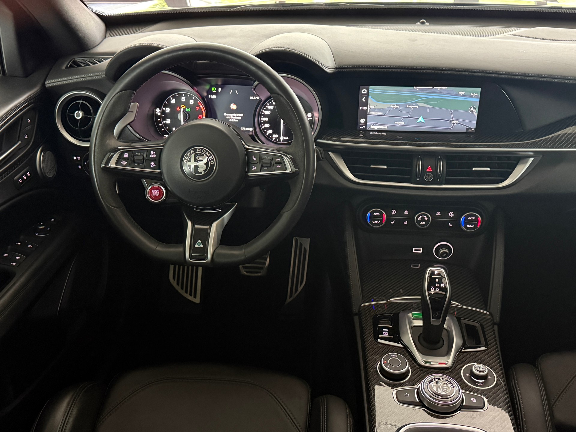 ALFA ROMEO Stelvio 2.9 V6 Quadrifoglio Sky Q4*CH-Fz. Servicekostenlos 10J. / 100'000 Km.*Tieferlegung*Distanzscheiben*Vollausstattung*-image-16