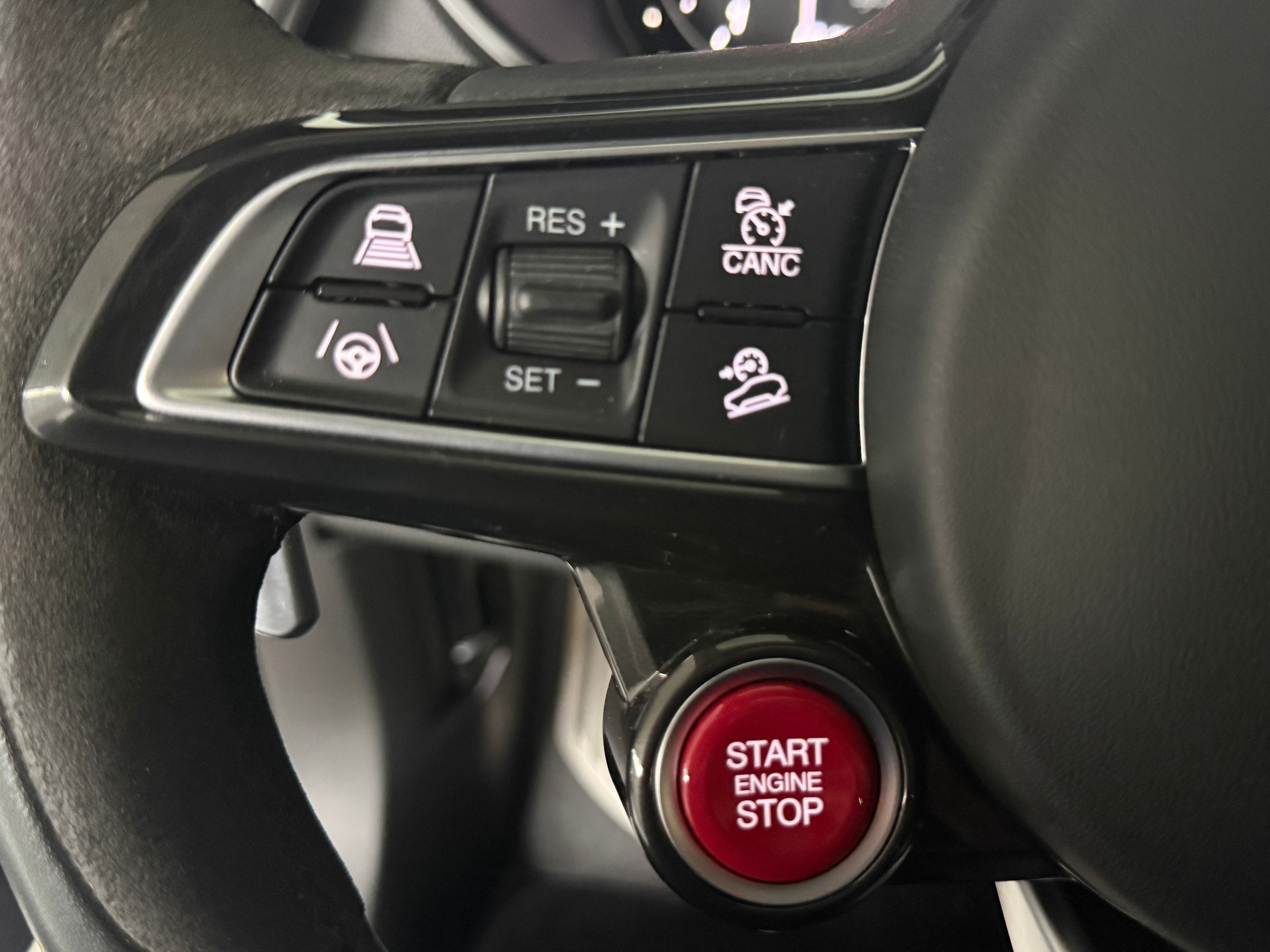 ALFA ROMEO Stelvio 2.9 V6 Quadrifoglio Sky Q4*CH-Fz. Servicekostenlos 10J. / 100'000 Km.*Tieferlegung*Distanzscheiben*Vollausstattung*-image-18
