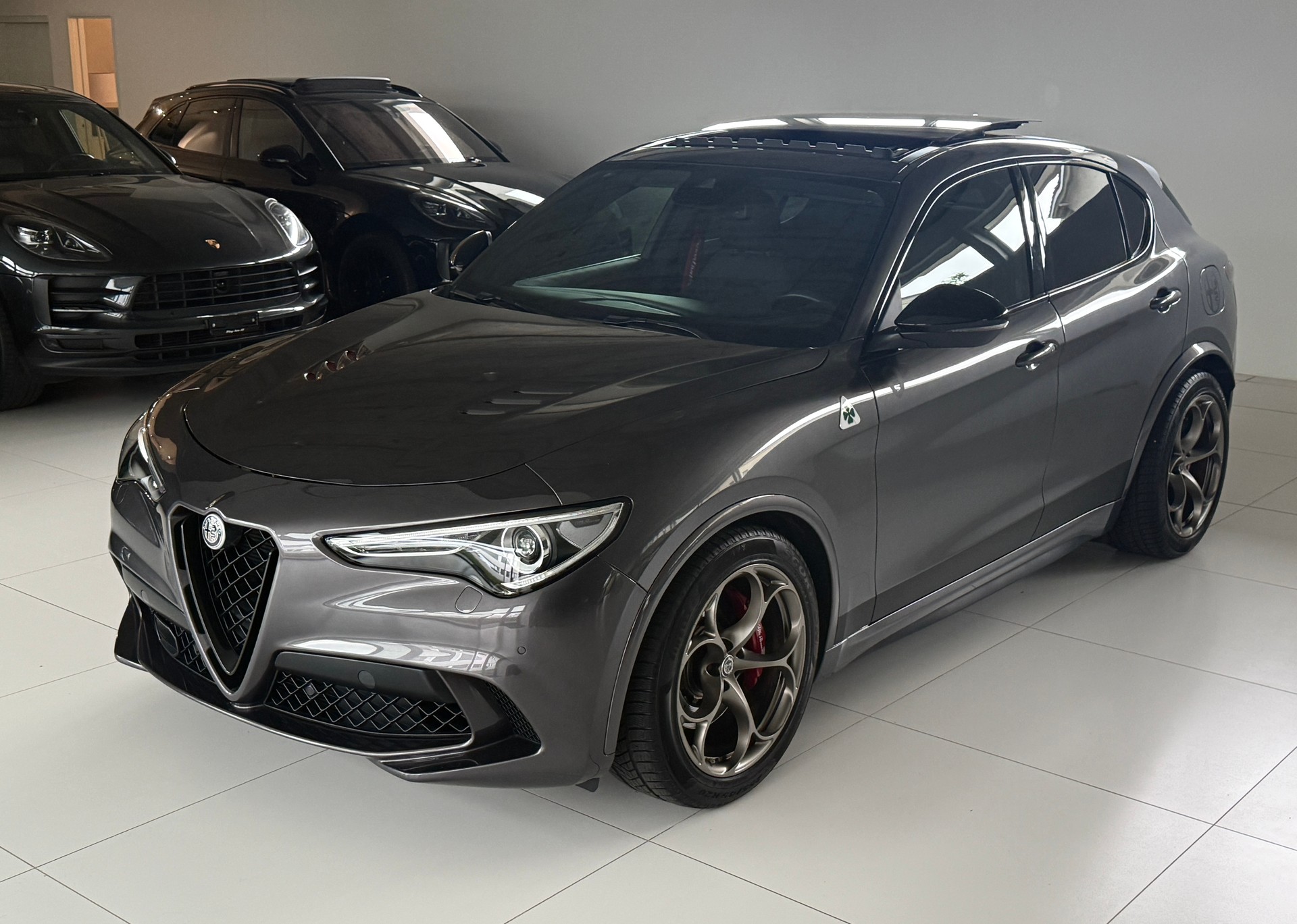ALFA ROMEO Stelvio 2.9 V6 Quadrifoglio Sky Q4*CH-Fz. Servicekostenlos 10J. / 100'000 Km.*Tieferlegung*Distanzscheiben*Vollausstattung*-image-6