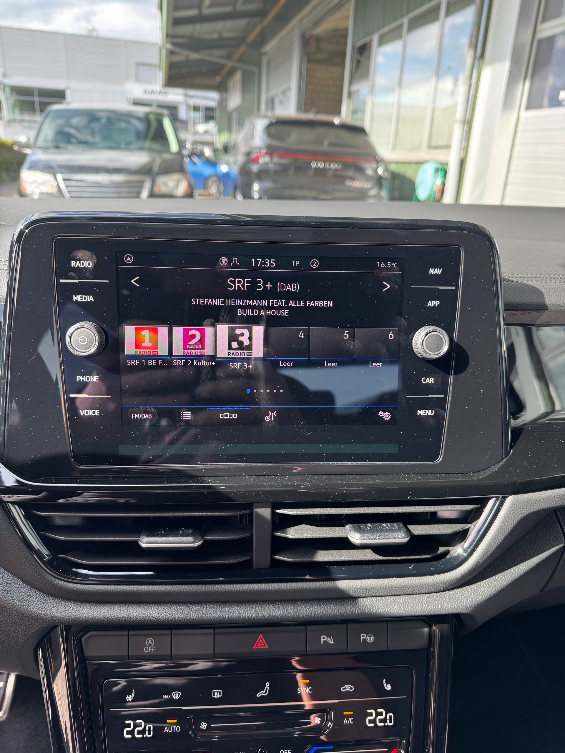 VW T-Roc 1.5 TSI EVO R-Line DSG Black Pack Anhängerkupplung 19 Zoll Alu Glasschiebedach mit 40 % Rabatt !-image-5