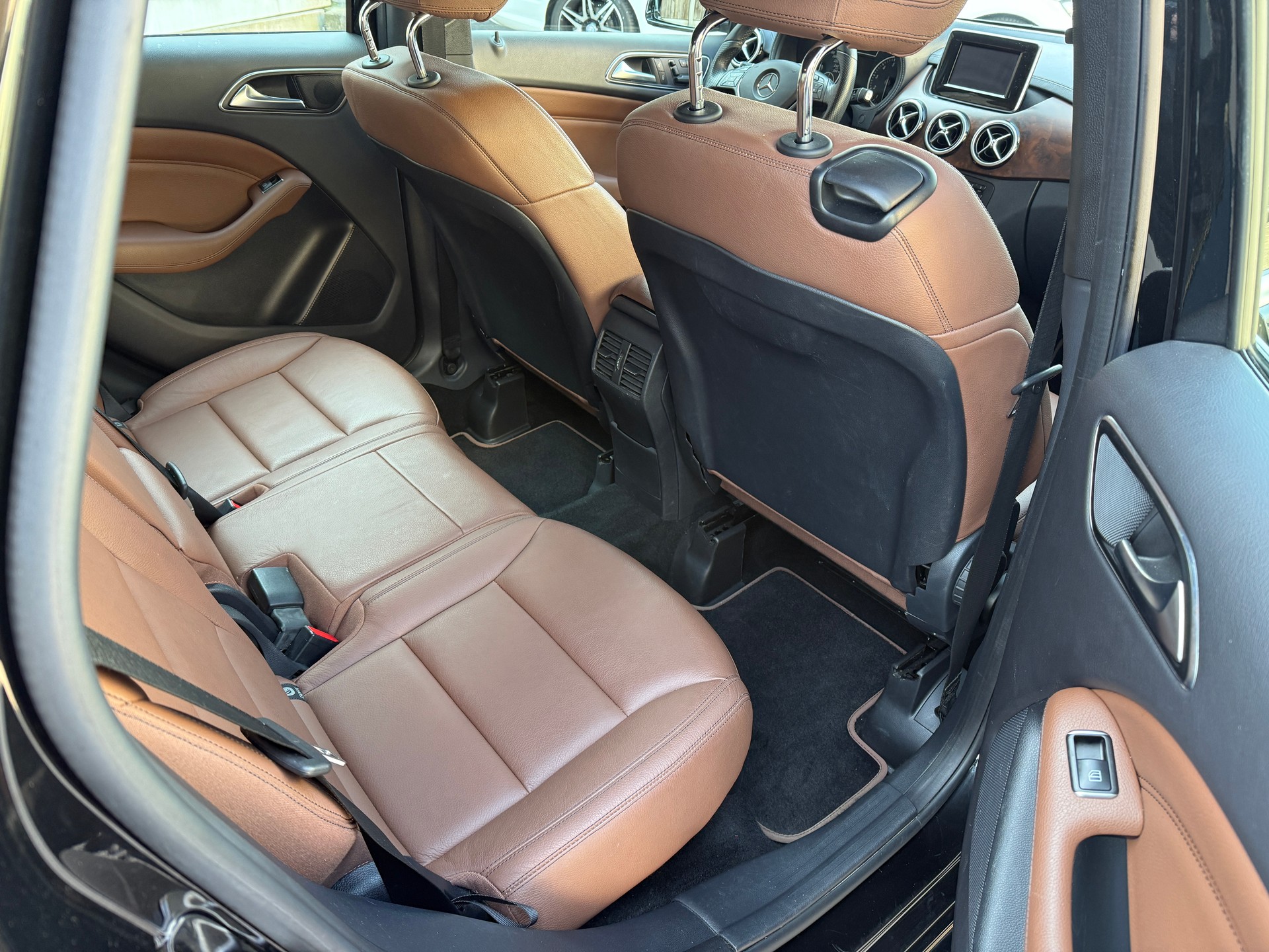 MERCEDES-BENZ B 200 7G-DCT-image-12