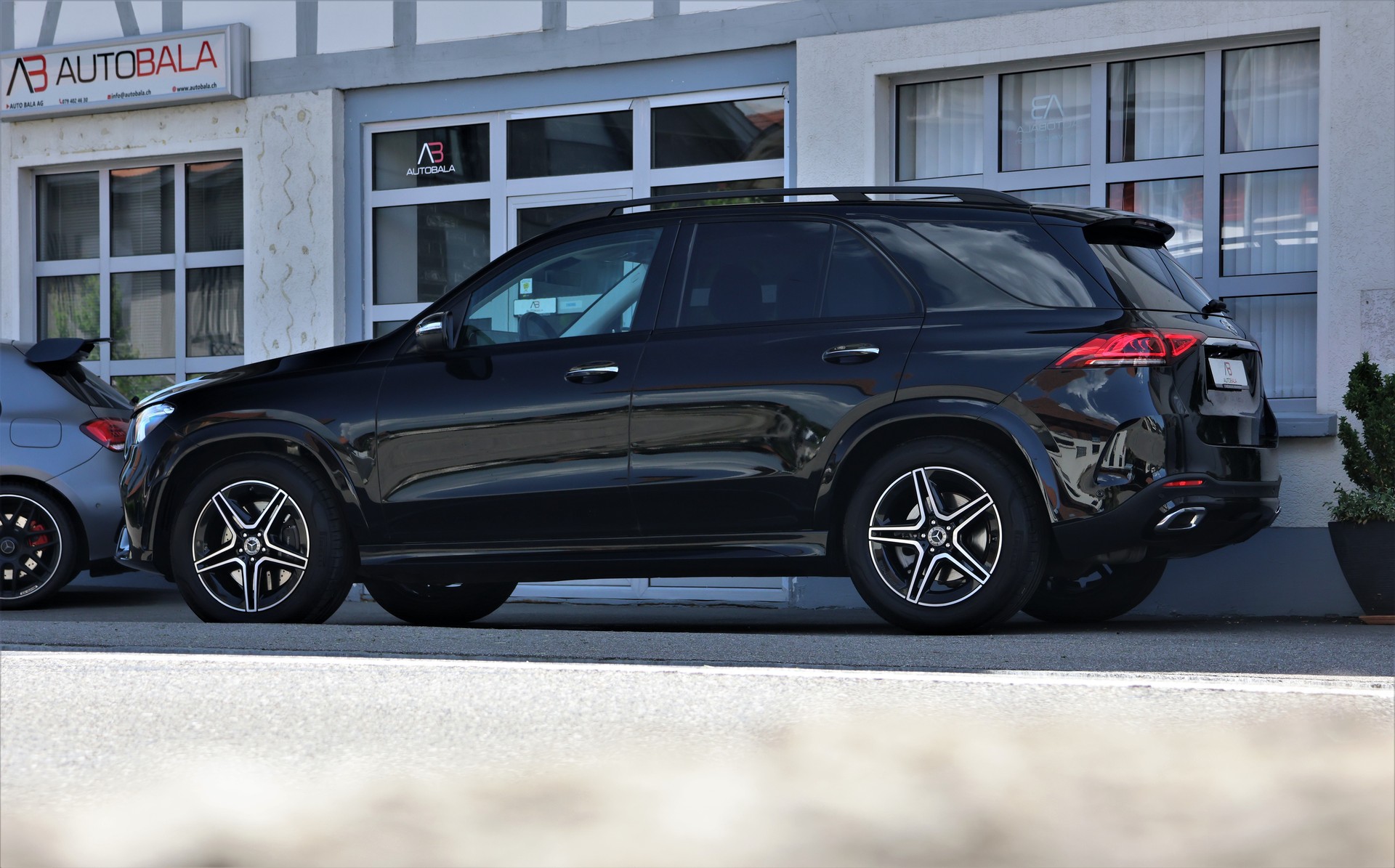 MERCEDES-BENZ GLE 300 d 4Matic AMG Line 9G-Tronic (CH)-showroom-element-3