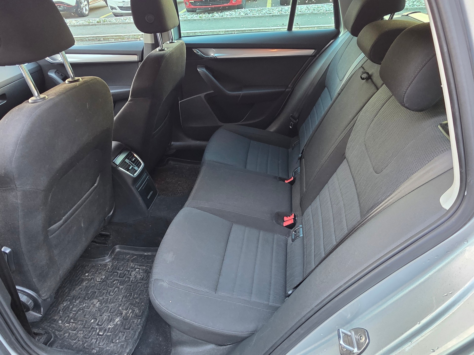 SKODA Octavia Combi 1.8 TSI Elegance 4x4 DSG-image-9