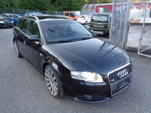 AUDI A4 Avant 2.0 TDI quattro SLine-image-2
