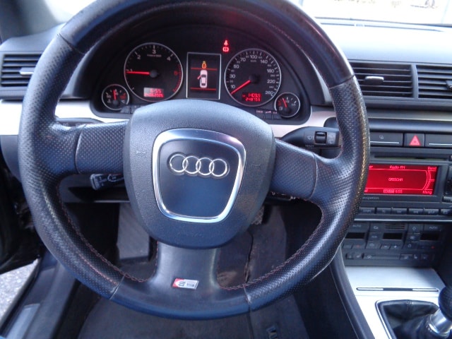 AUDI A4 Avant 2.0 TDI quattro SLine-image-8