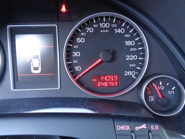AUDI A4 Avant 2.0 TDI quattro SLine-image-9