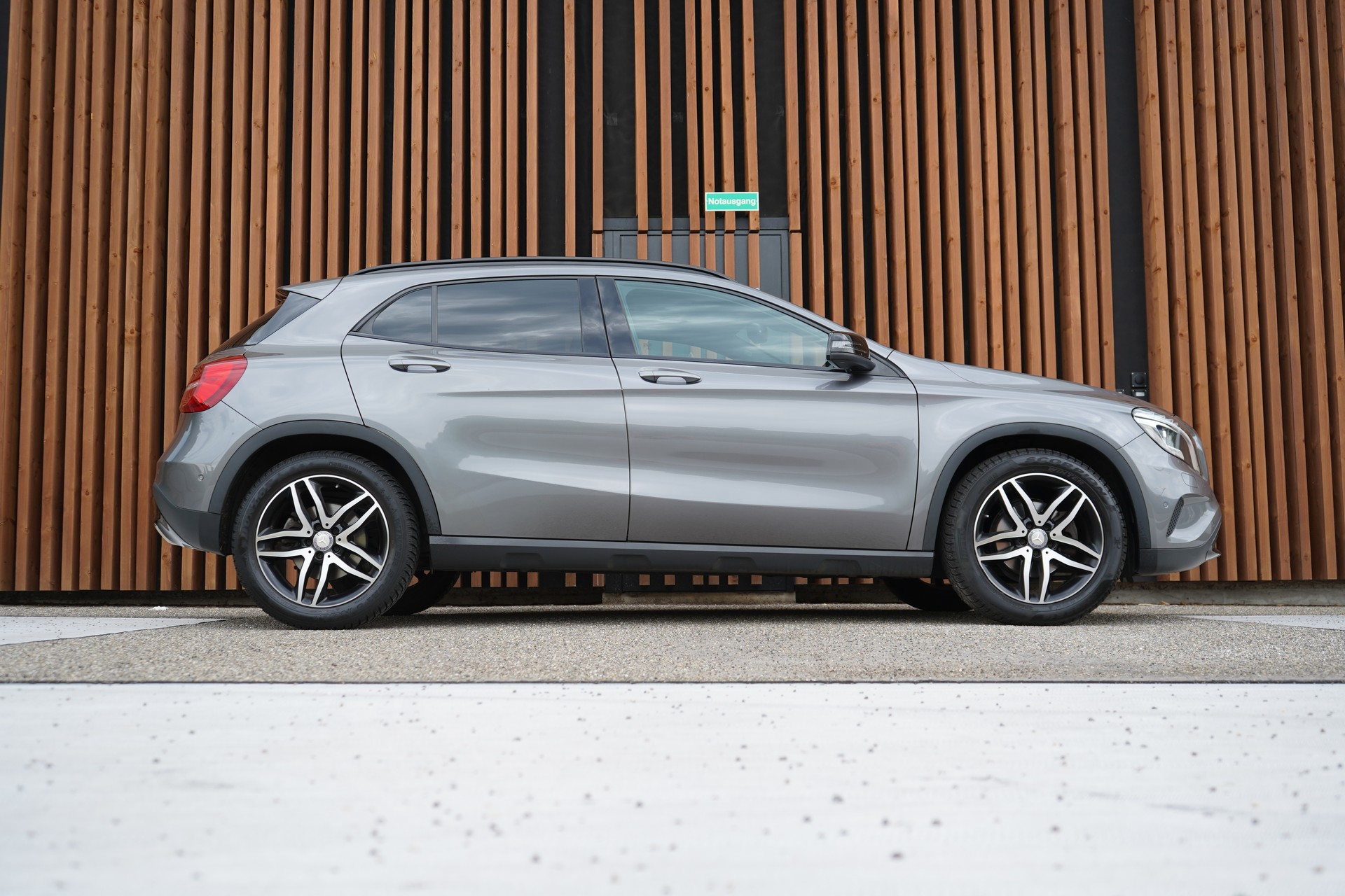 MERCEDES-BENZ GLA 200 NIGHT STAR 7G-DCT l 156 PS