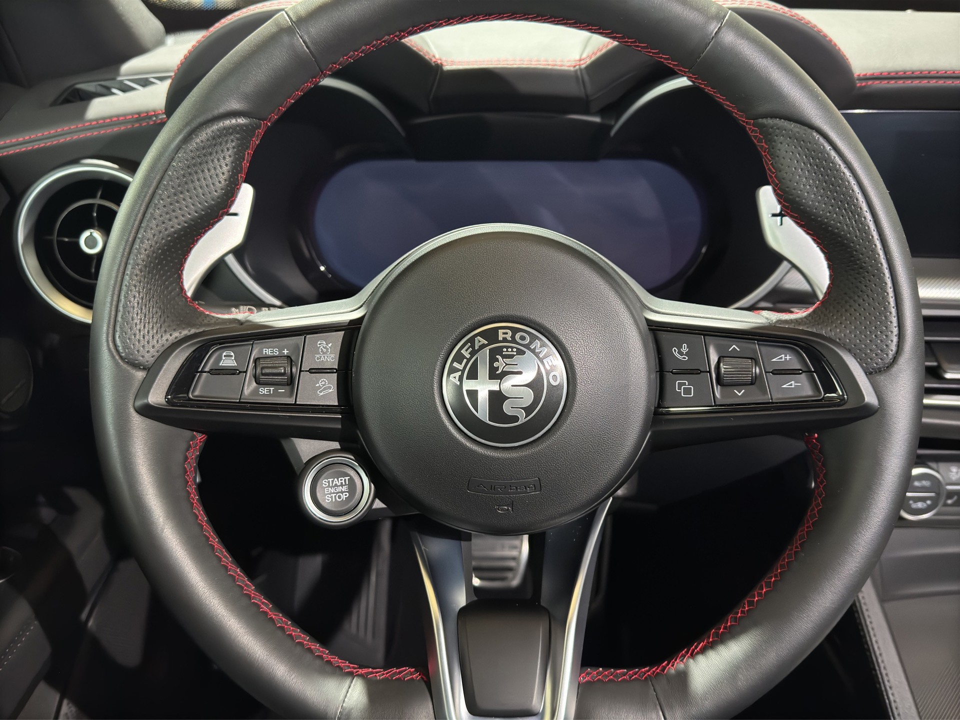 ALFA ROMEO Giulia 2.0 Competizione Q4 AT8 "ADAS Pack"-image-11